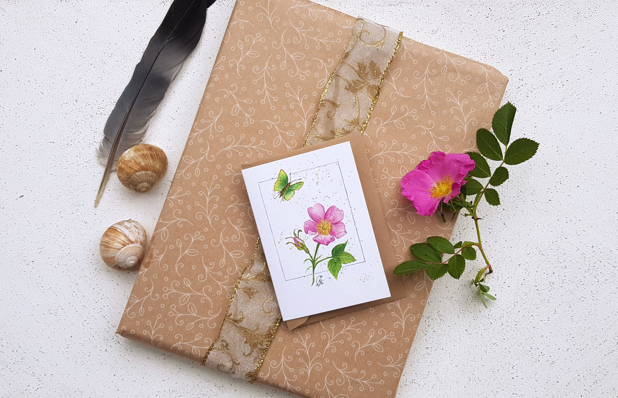 Mini-Klappkarte Wildrose;  Illustration © 2023 Marion Gnadl, Huglfing