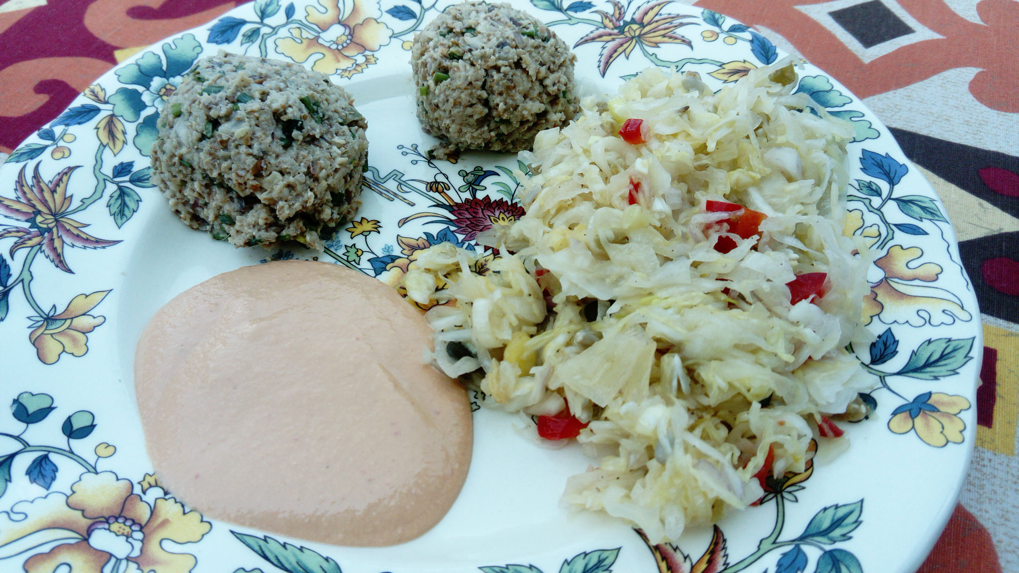 Schwarzwurzel-Champignon-Knödel m Mandelmayo u Krautsalat