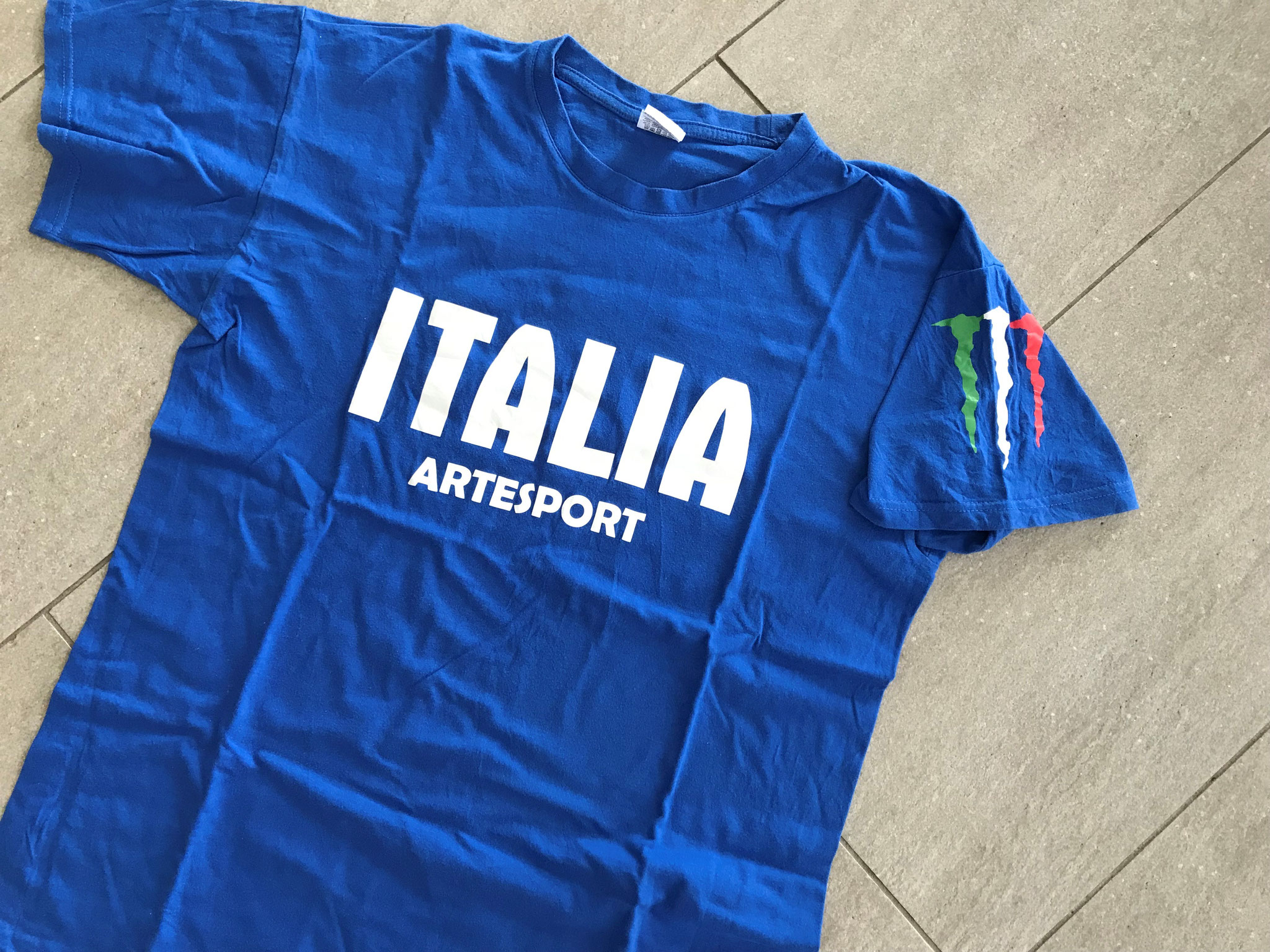 2016 Tshirt creata per gli atleti che gareggiano all'estero 