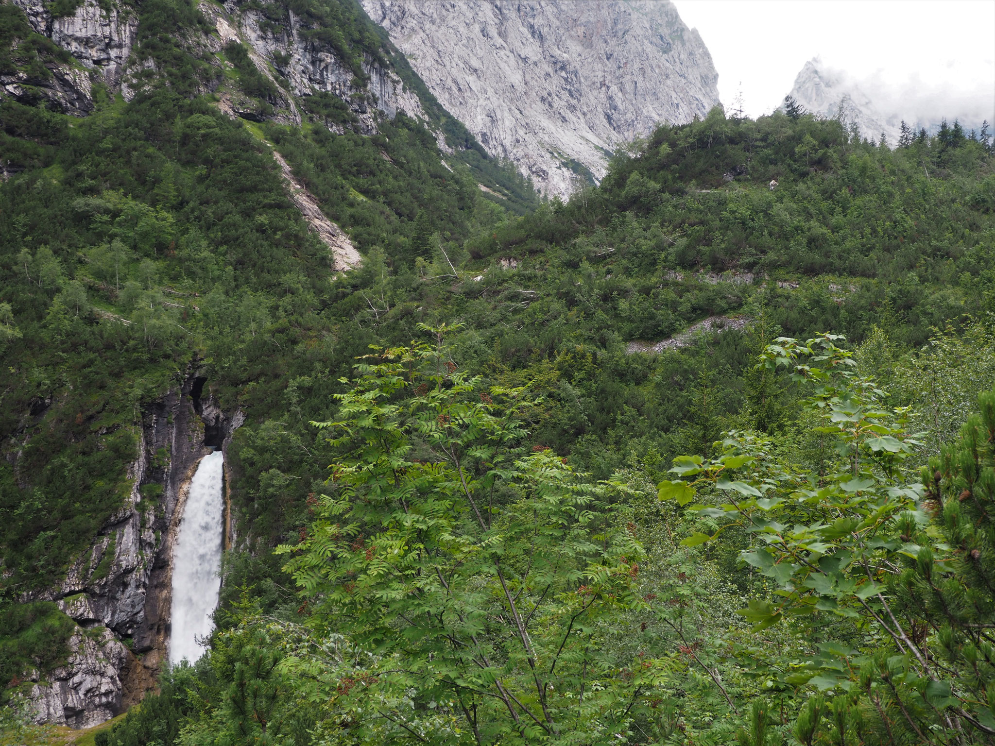 Überraschung entlang des Weges - ein wunderschöner Wasserfall!