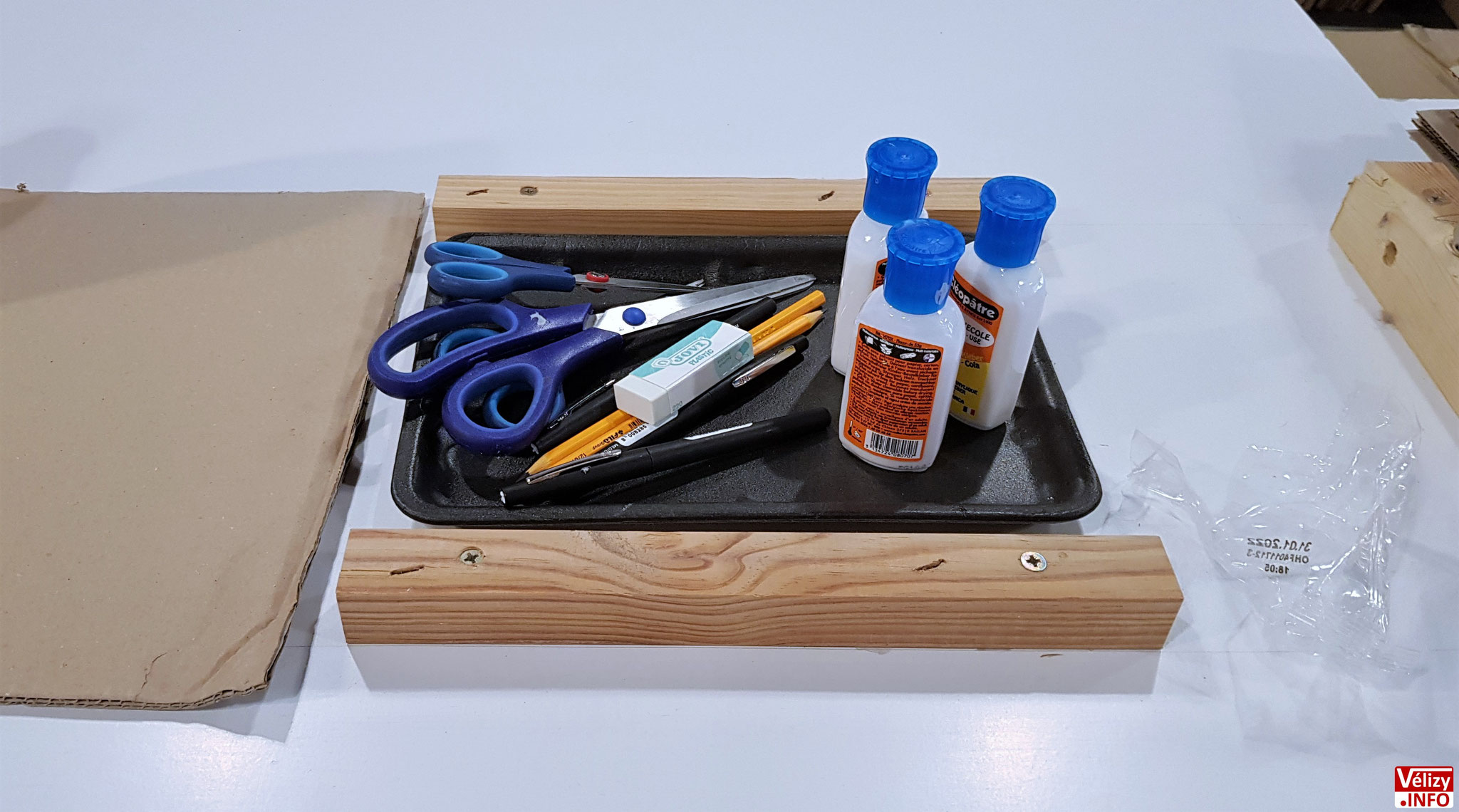 Ciseaux, crayons, colle... attendent enfants et parents.