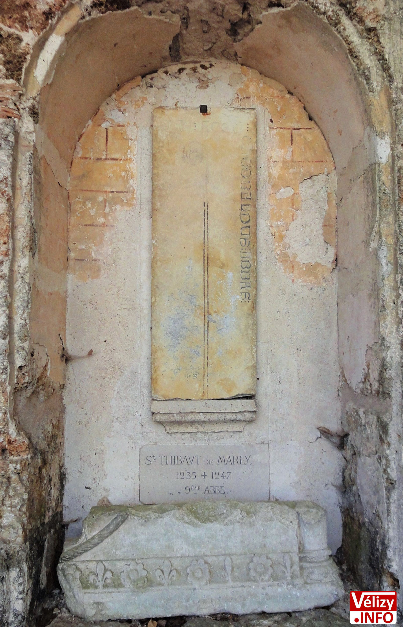 Pierre tombale de l'abbé Saint Thibaut de Marly - Église abbatiale des Vaux de Cernay (Yvelines -78).
