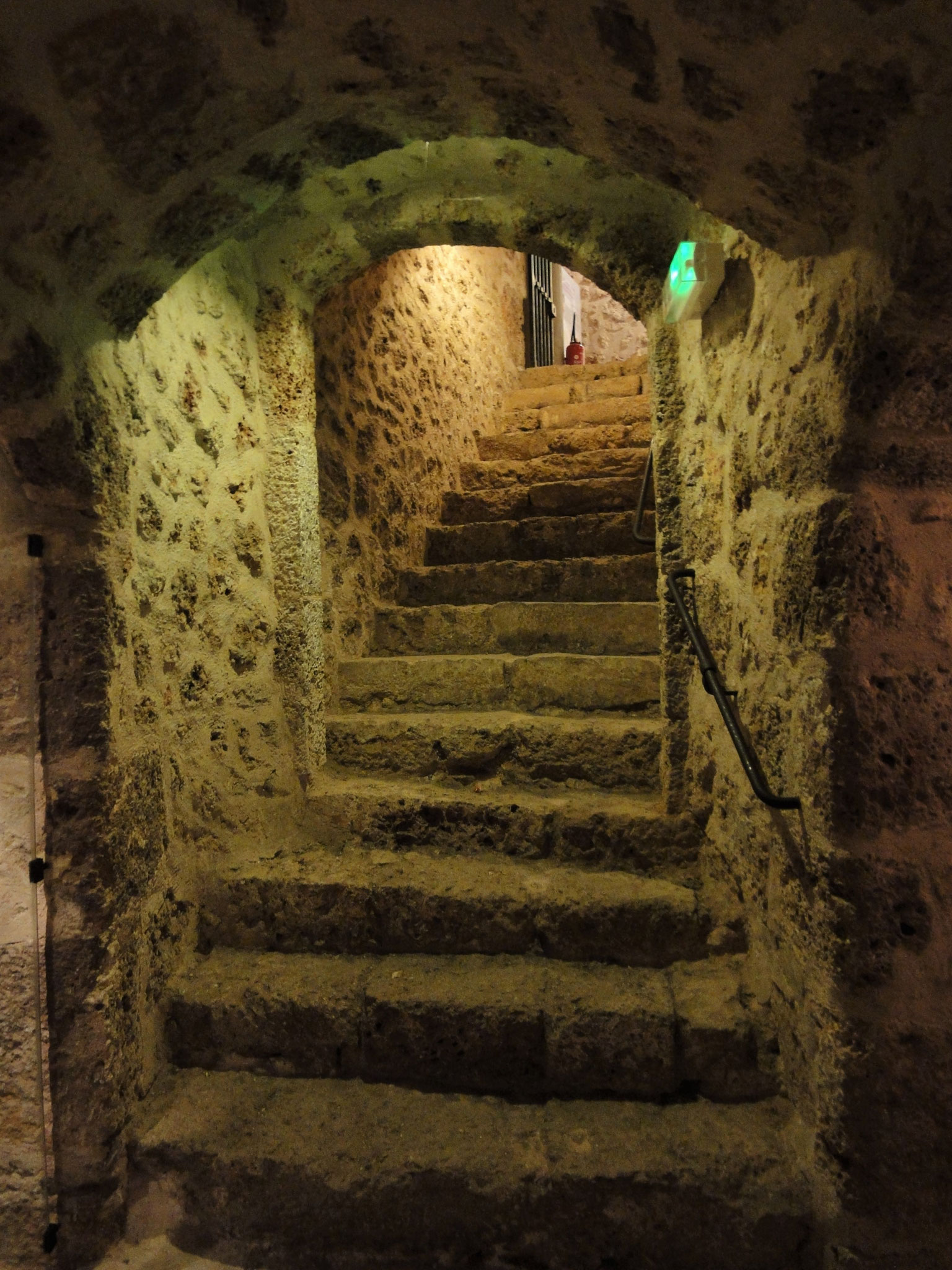 Escalier descendant vers les caves du château de la Madeleine.