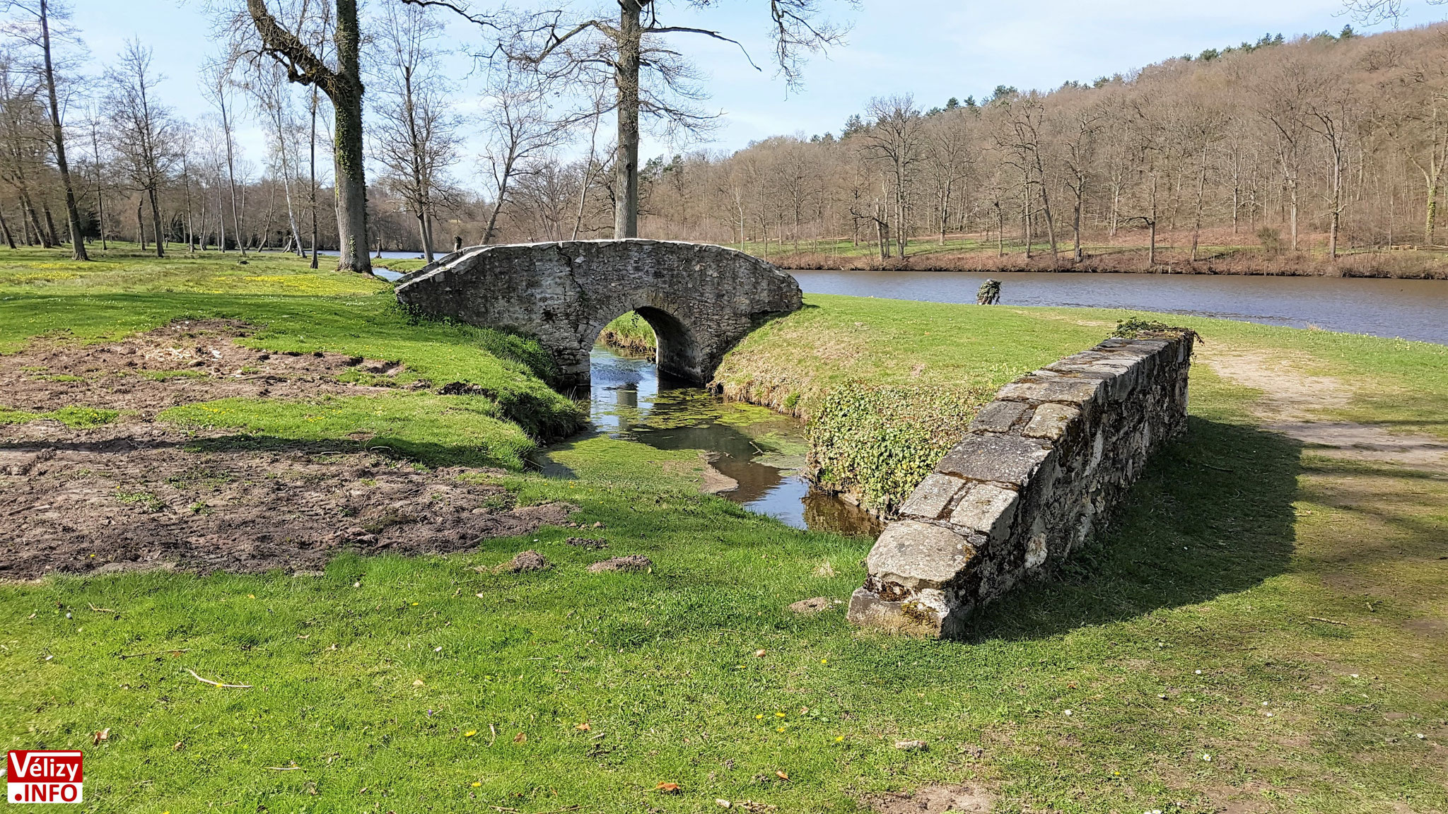 Au bord de l'étang de l'Abbaye des Vaux de Cernay.