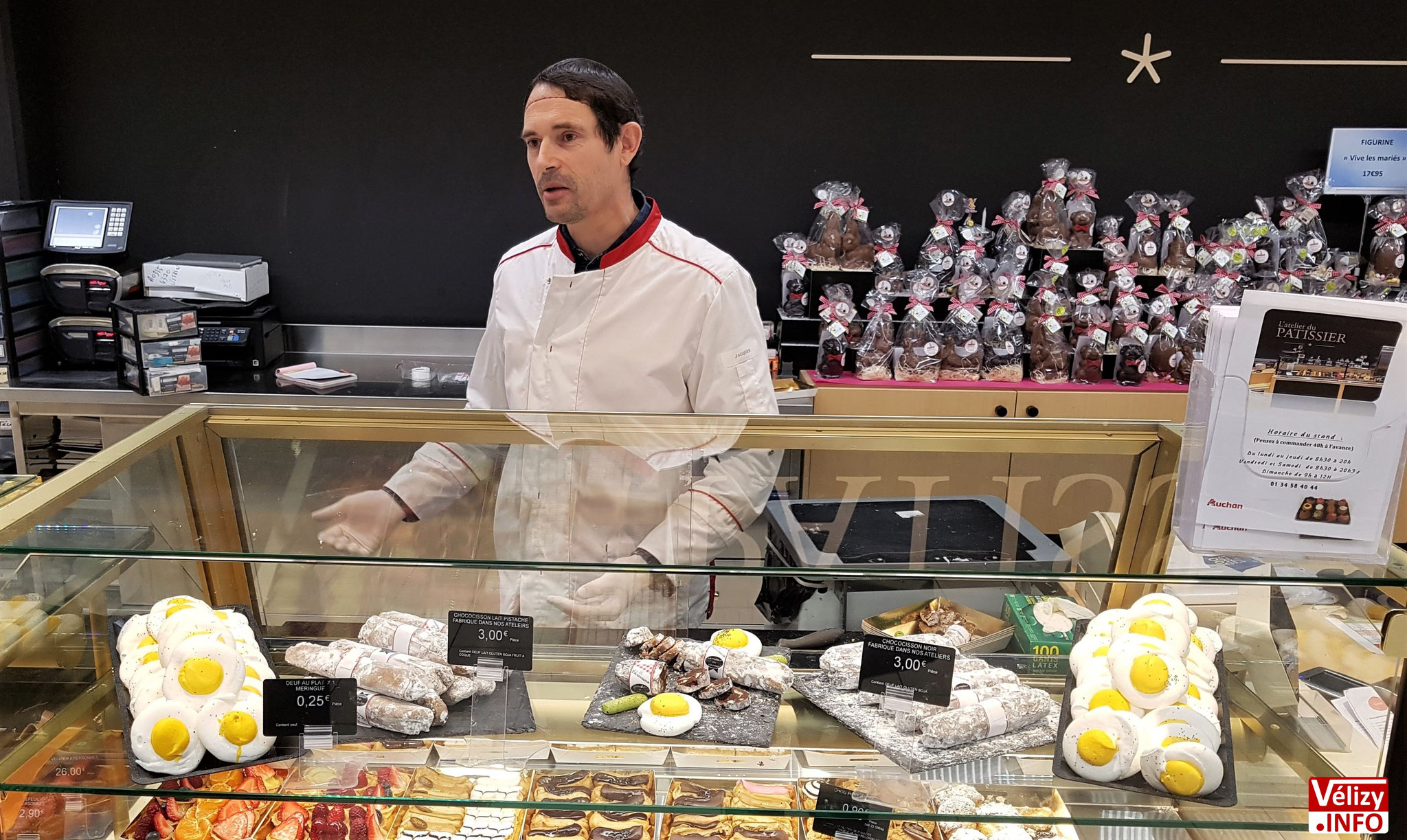 Jacques OLLO, au comptoir de vente d'Auchan Vélizy.
