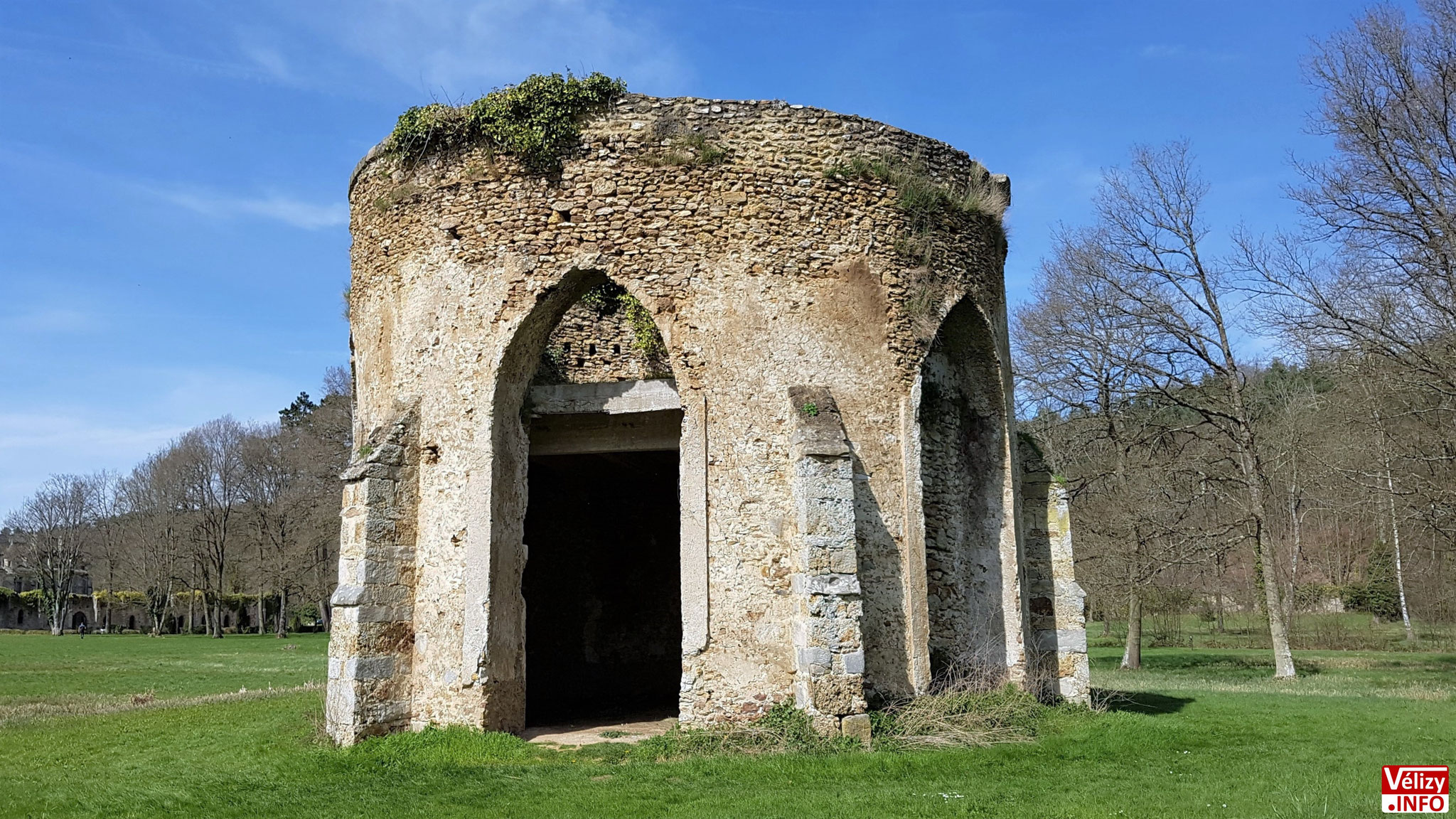 Le colombier de l'Abbaye des Vaux de Cernay.