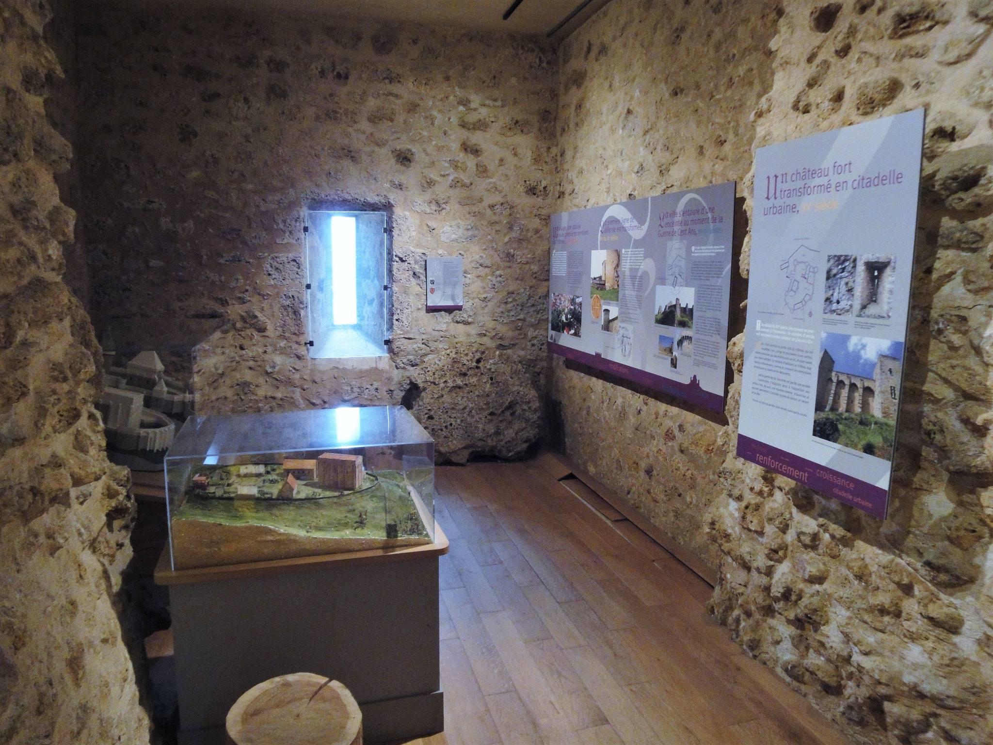 Panneaux d'information sur l'histoire du château de la Madeleine.