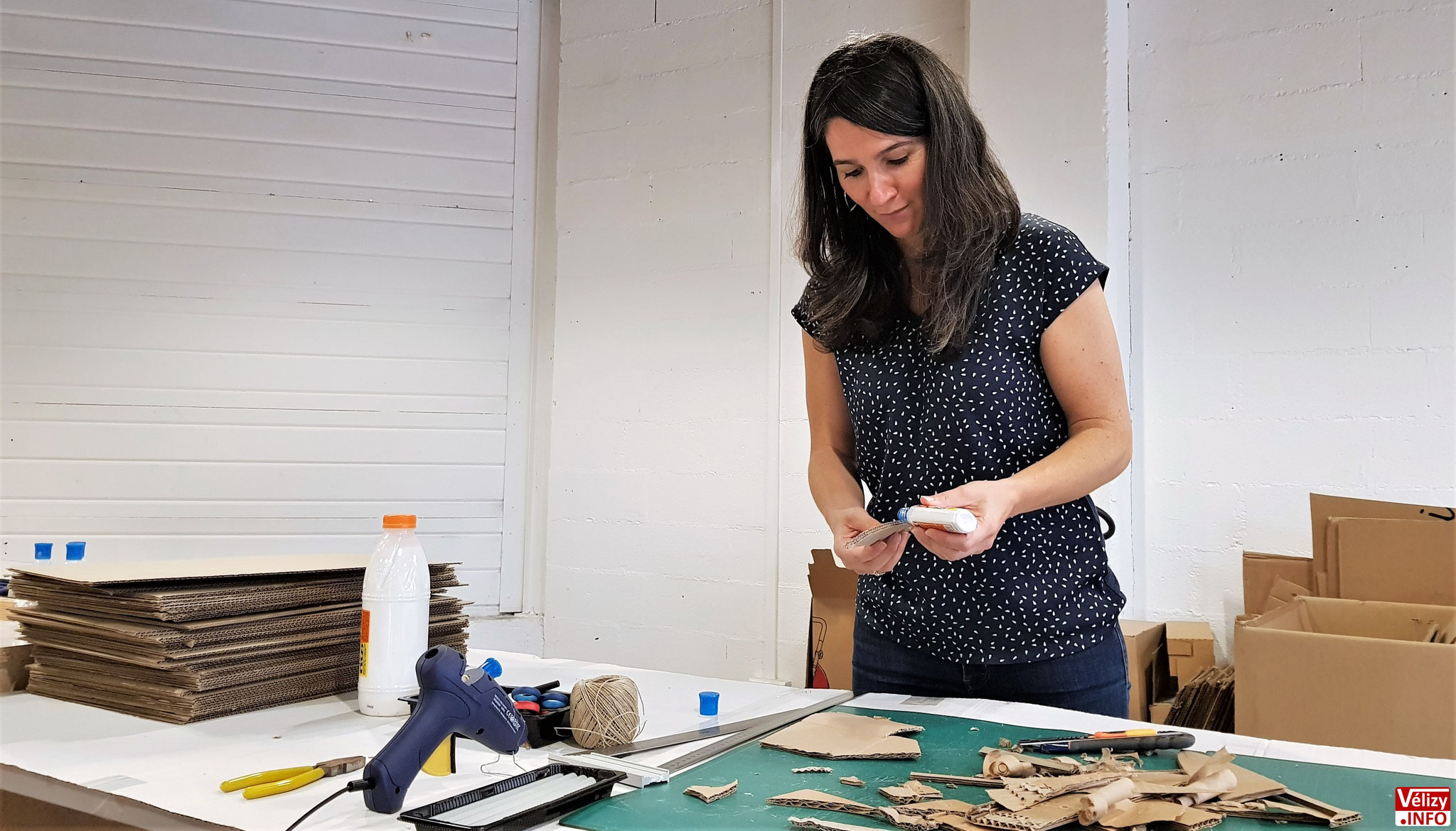Aude Savasta en plein collage de carton.