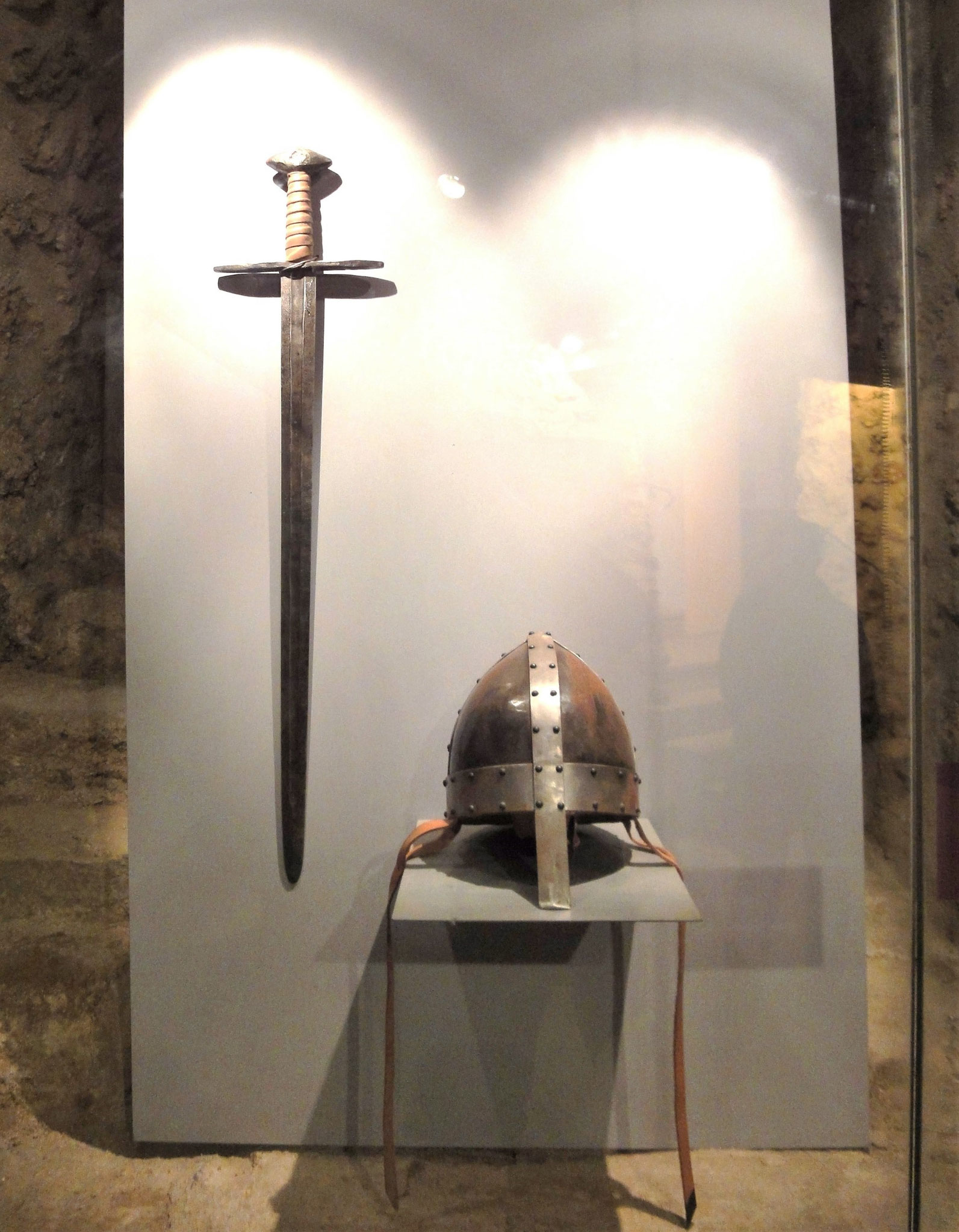 Épée et casque nasal du XIe siècle.