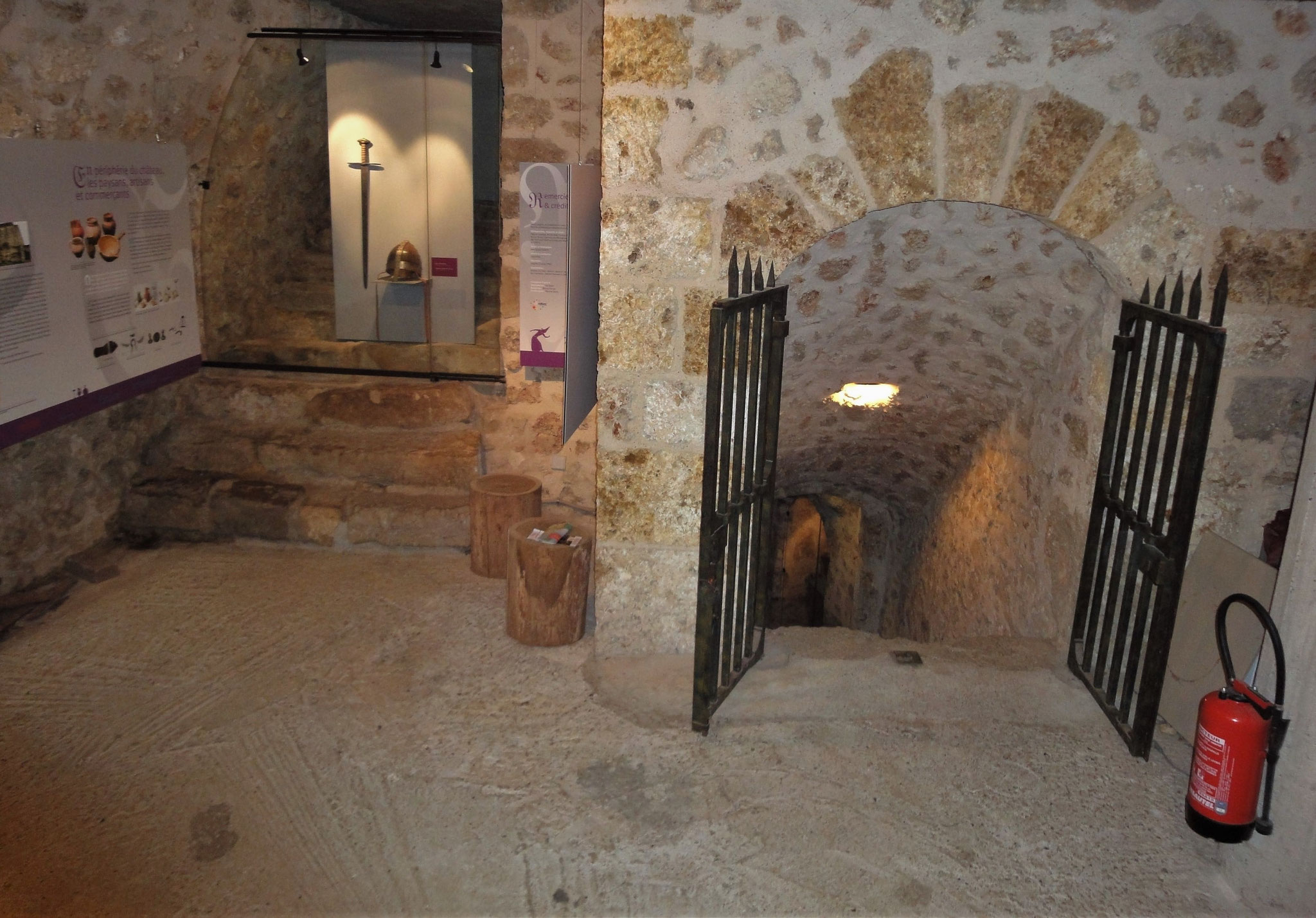 Accès aux caves du château de la Madeleine.