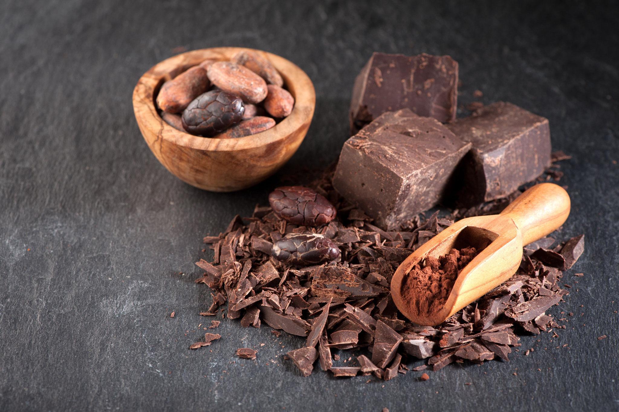 La graine de fruit du cacaoyer est transformée par broyage et torréfaction en une pâte qui donne le chocolat