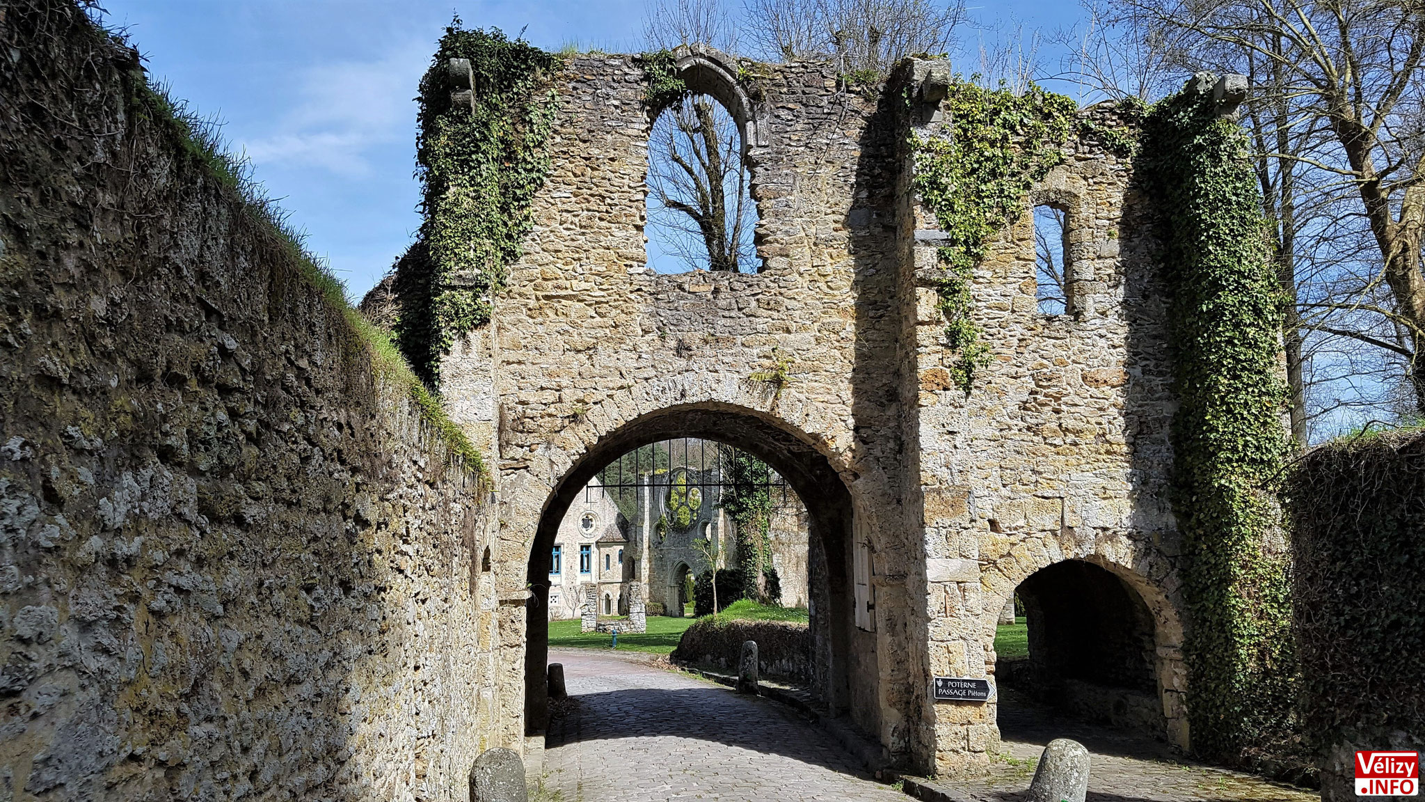 La poterne de l'Abbaye des Vaux de Cernay.