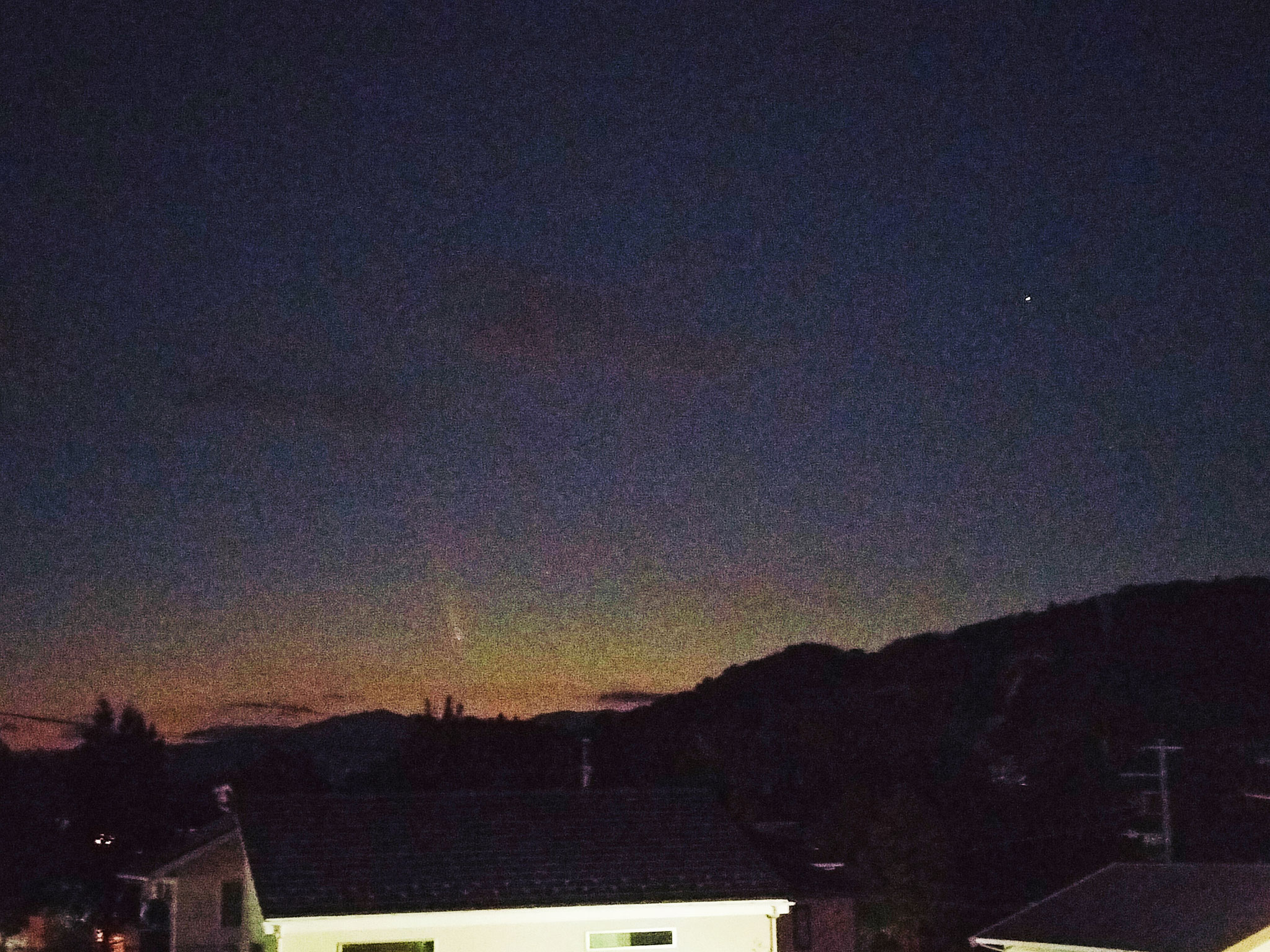 2024年10月13日　午後5時50分頃　横手台グラウンド西側よりアトラス彗星　（スマホで撮影）