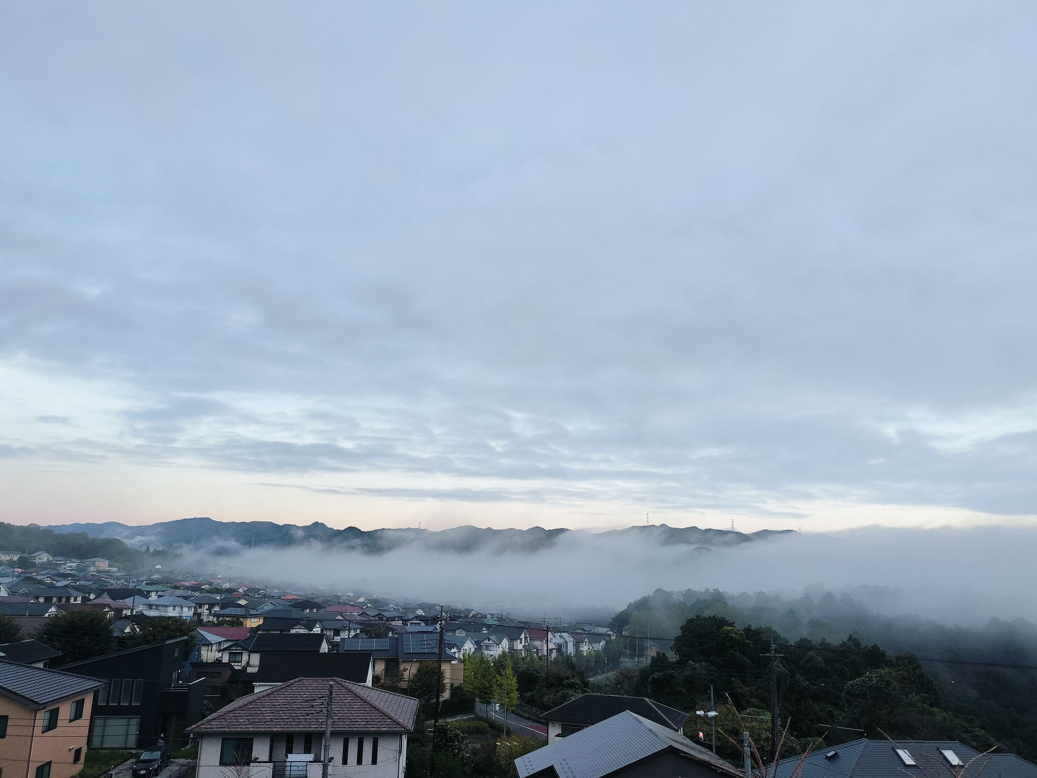 雲上の横手台団地　日高市街は雲霞の下　10月