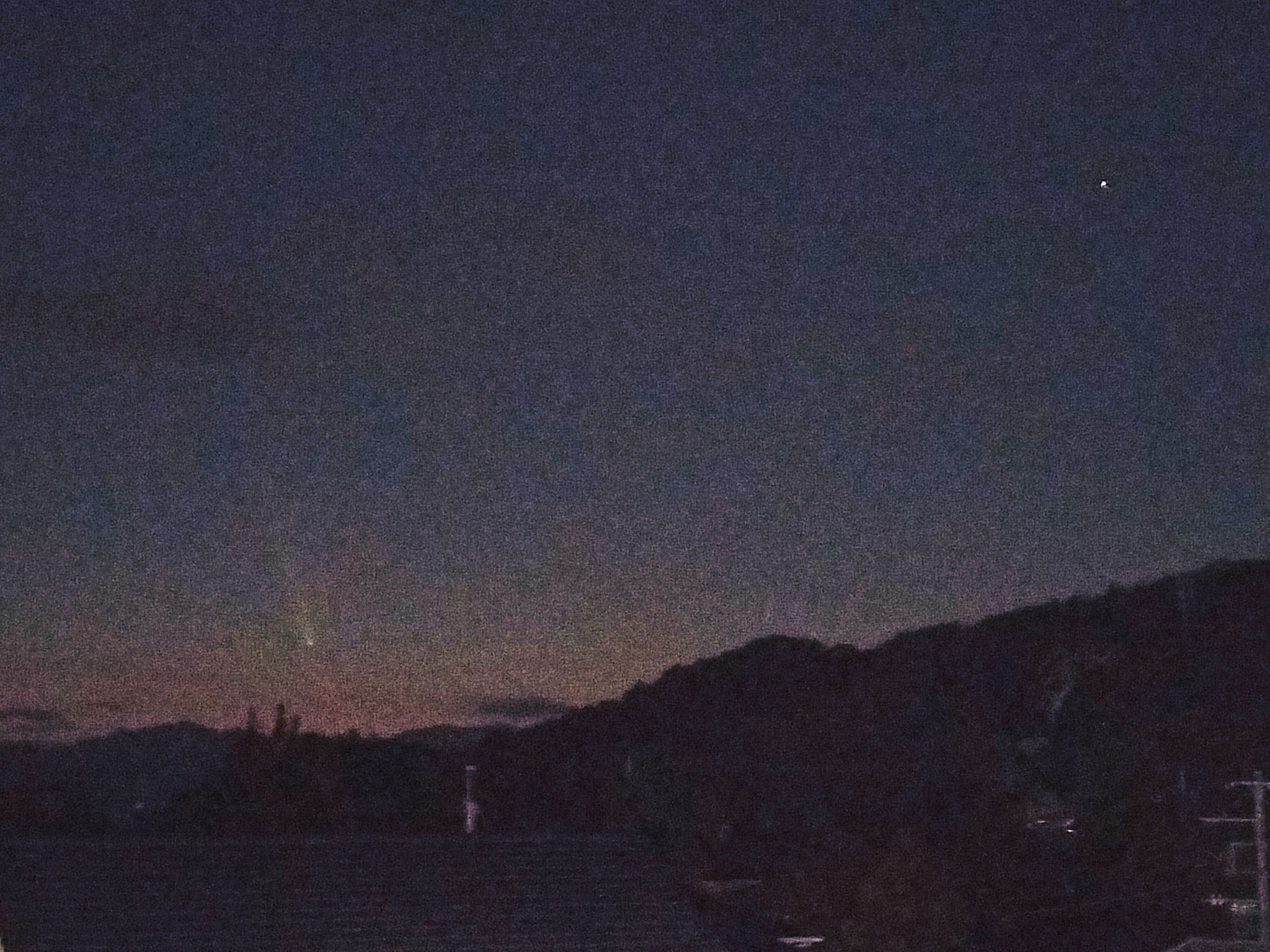 2024年10月13日　午後5時50分頃　横手台グラウンド西側よりアトラス彗星　（スマホで撮影）