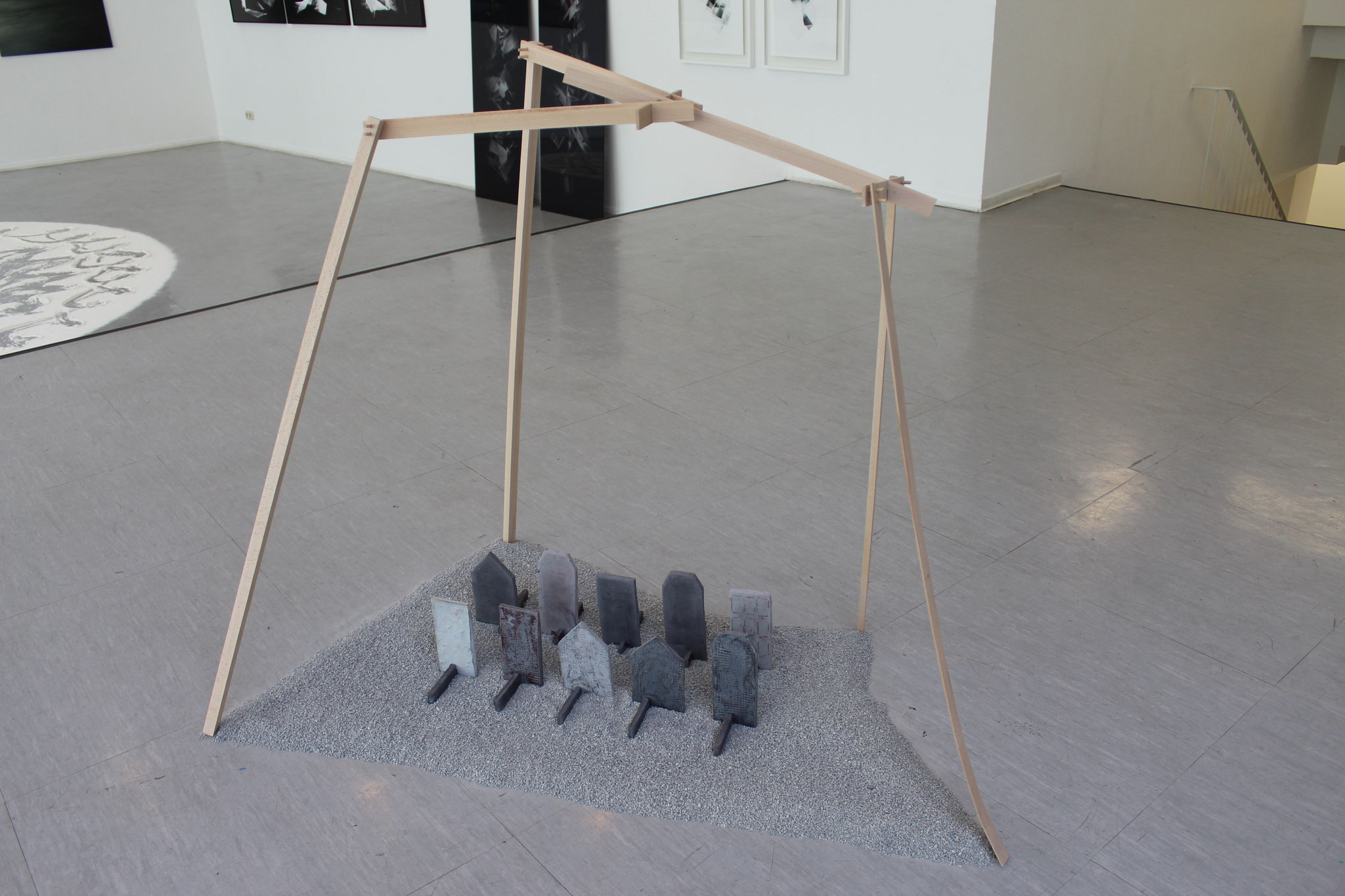 Polis_2018_Holz, Betonguss, Asphaltsplitter_ca.140 x 160 x 80 cm