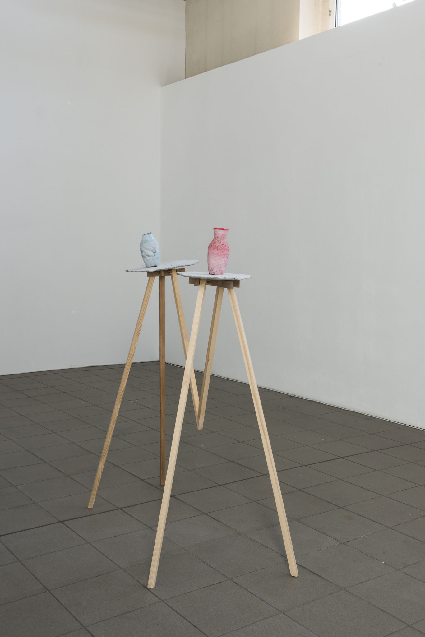 Frau und Herr Blume_Beton, Pigment, Gewebe, Holz_150 x 200 x 60 cm_2018_Foto: Gabi Rottes