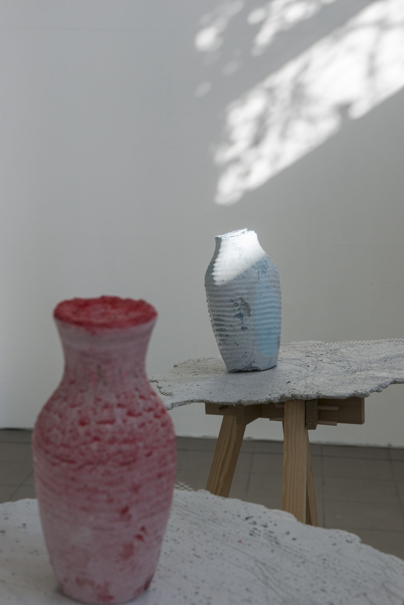 Frau und Herr Blume_Beton, Pigment, Gewebe, Holz_150 x 200 x 60 cm_2018_Foto: Gabi Rottes