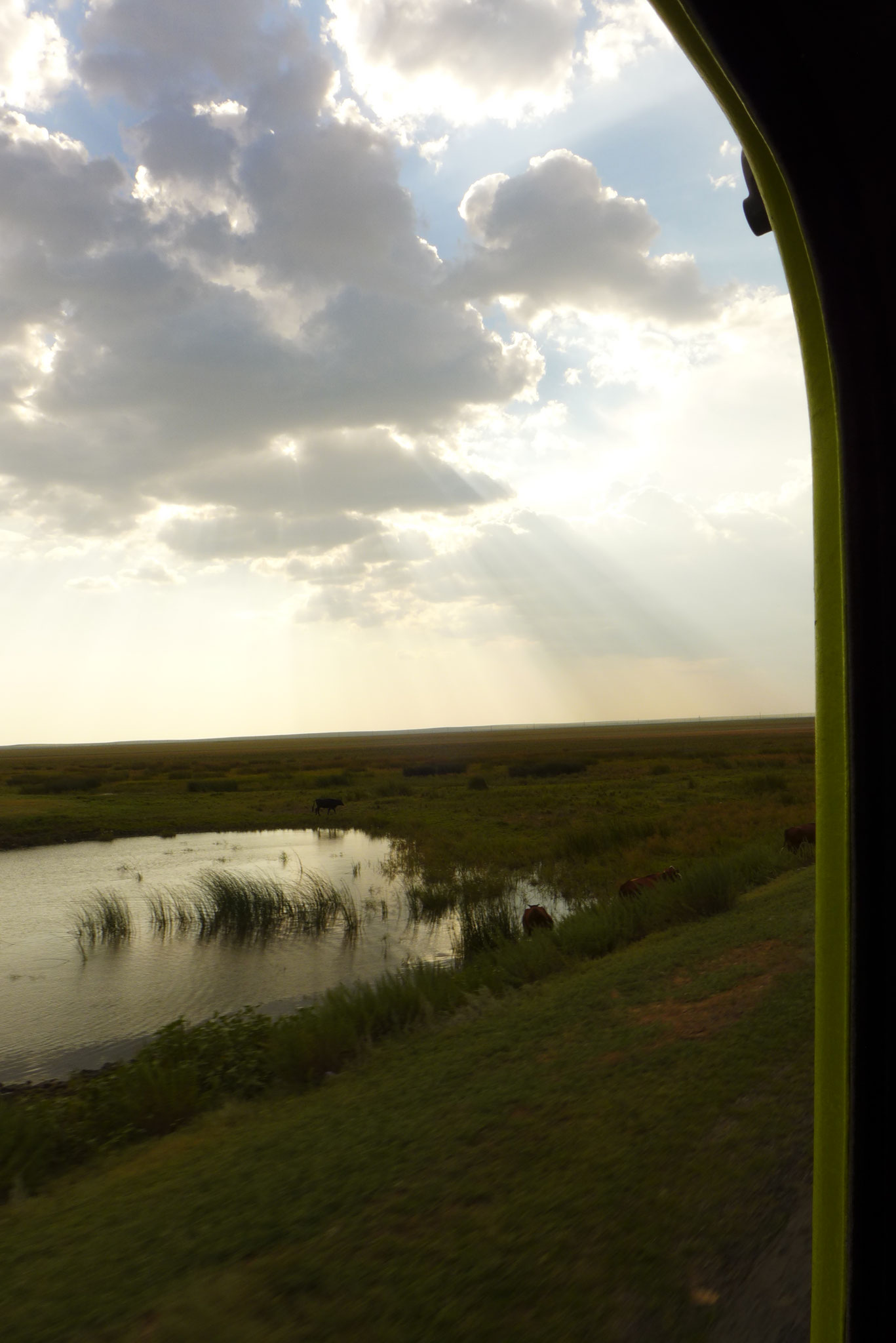 und hier sogar ein Fluss in der Steppe.