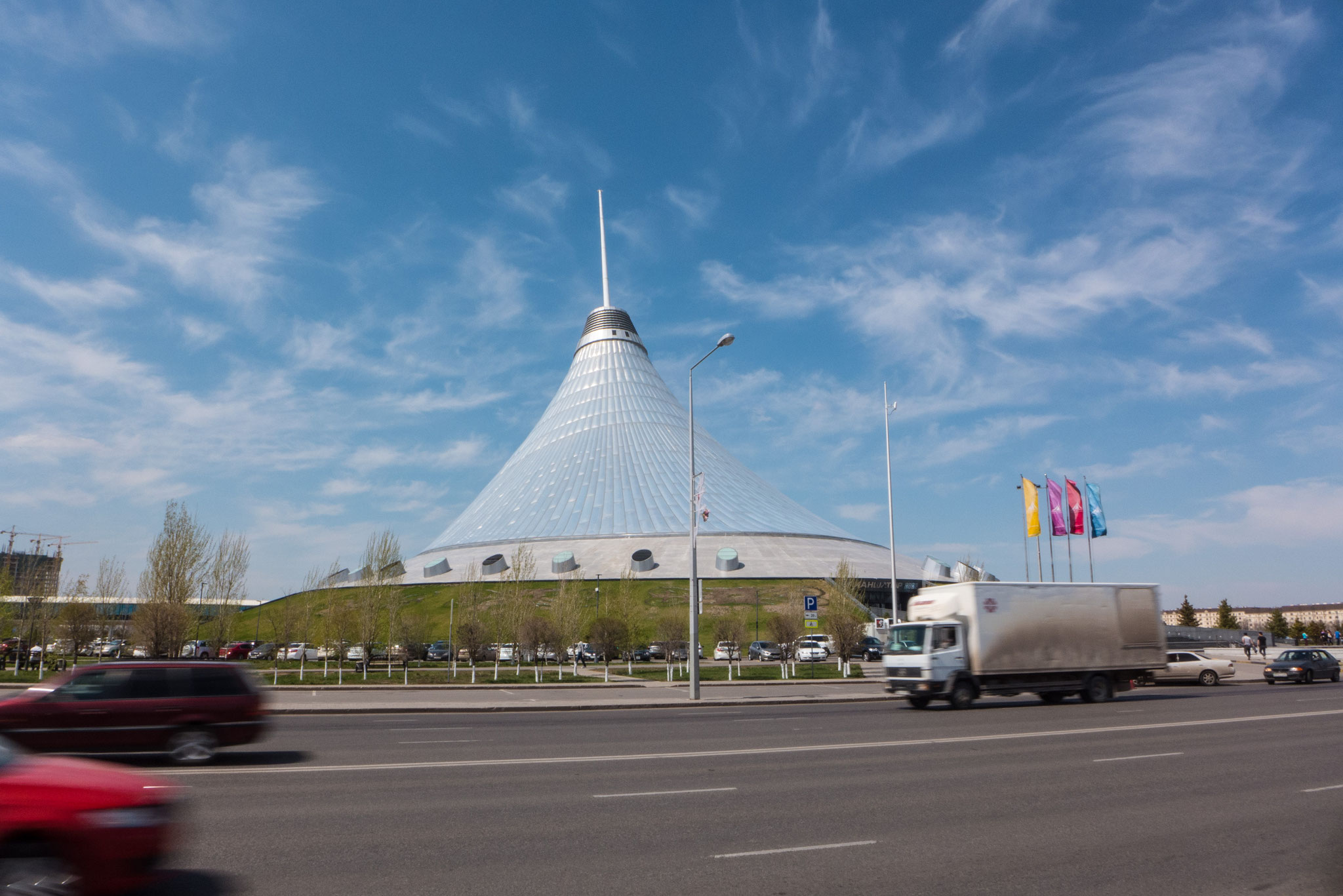 Khan Shatyr, im größten Zelt der Welt befindet sich eine Shoppingmall, ein Spaßbad und ein Vergnügungspark. Auch wenn uns eigentlich nichts davon wirklich interessiert waren wir schwer beeindruckt.