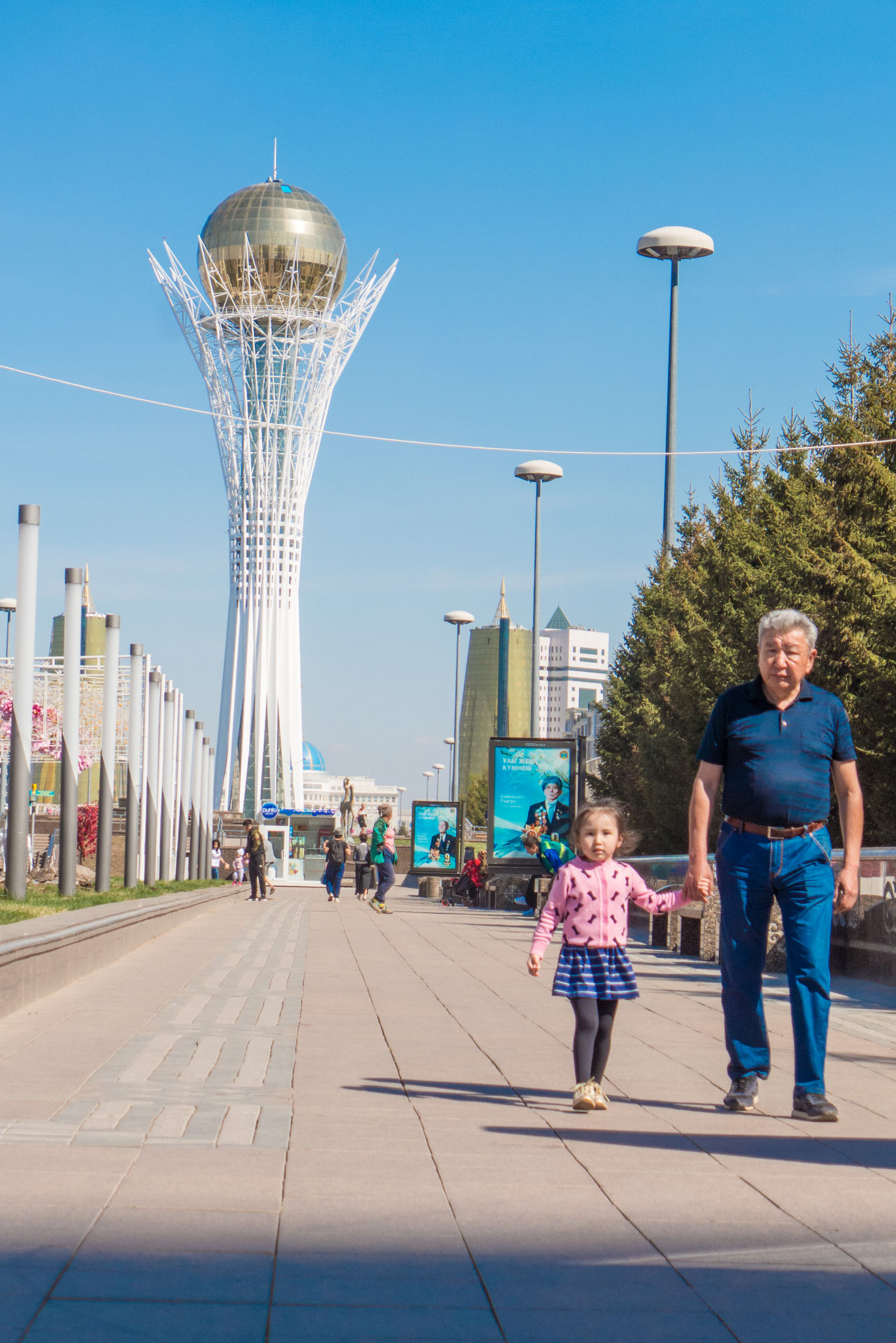 Bajterek. Von weitem glänzt die Stadt,