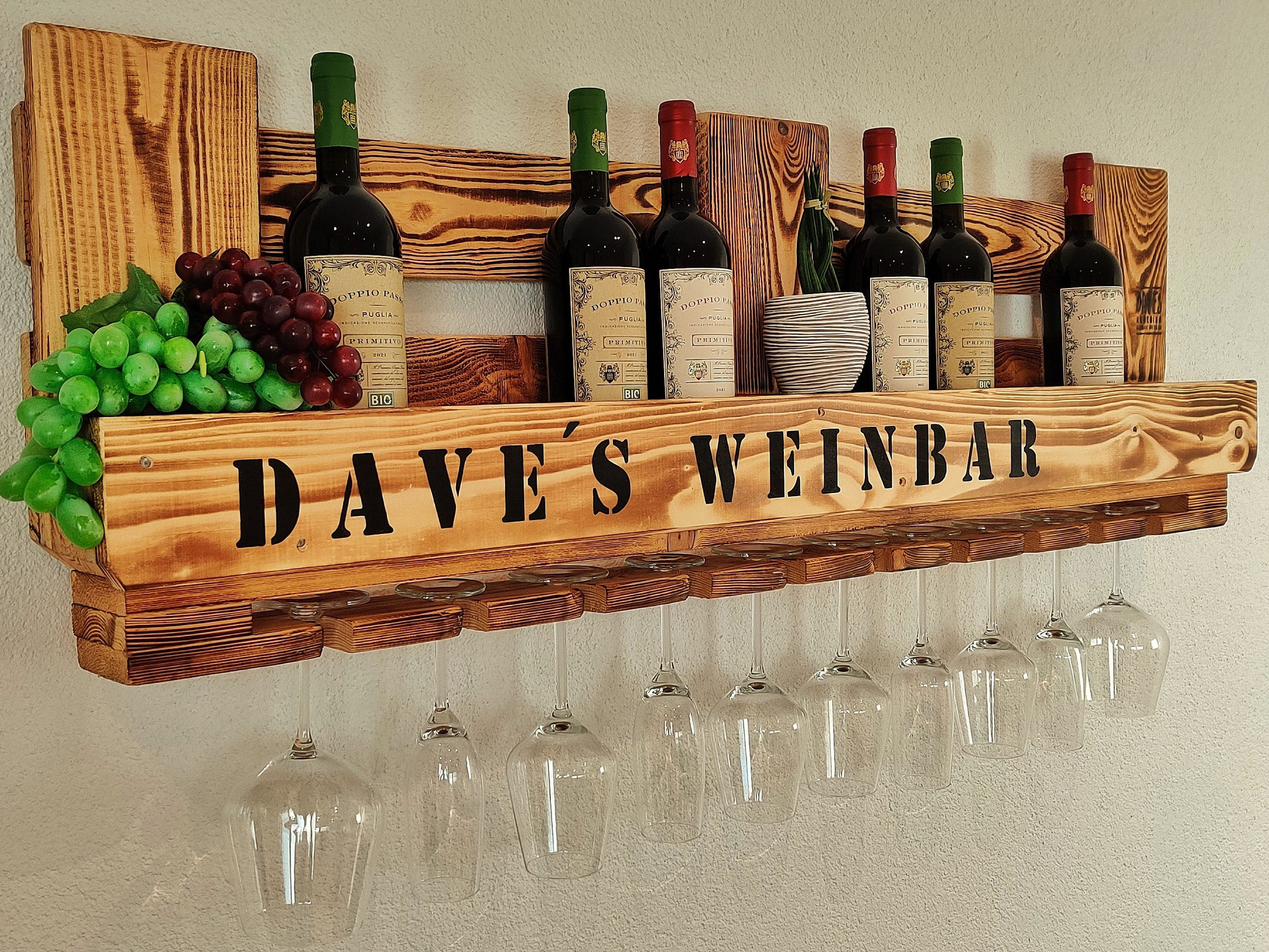 Weinregal Palette beschriftet mit Gläserhalter