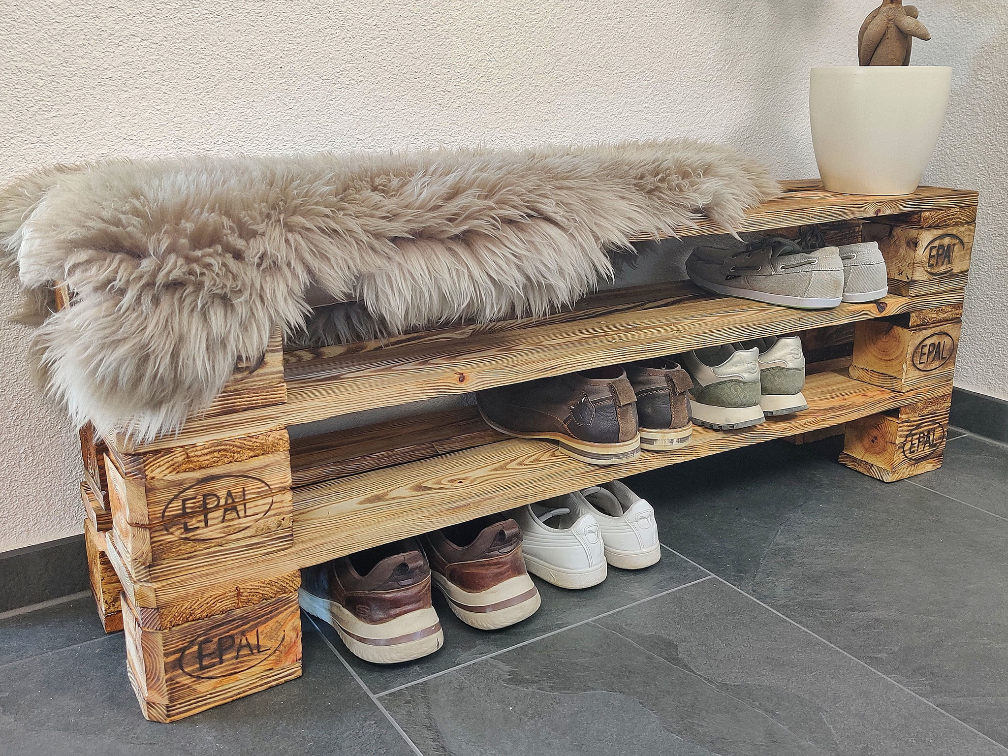Schuhregal aus Paletten-Holz mit Sitzbbank