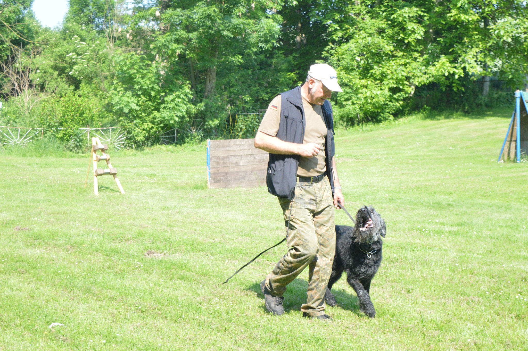 Uwe Schröder mit seinem zweiten Hund Dasty