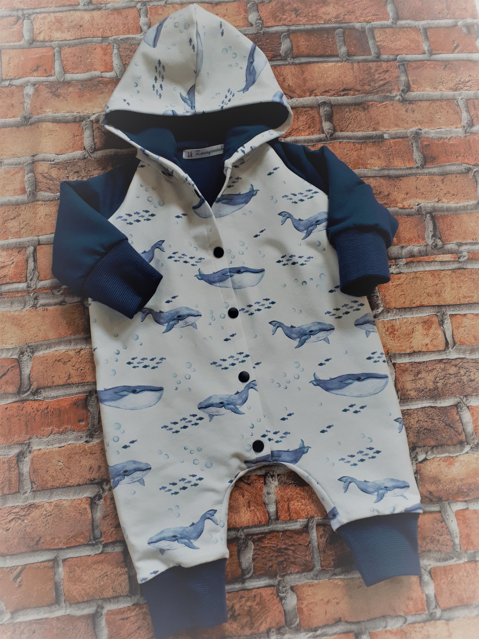 Babyoverall "Wale", komplett gefüttert in uni blau, kann auch gewendet werden, Größe 62, Preis 42,00 €      Bestell-Nr.  28010
