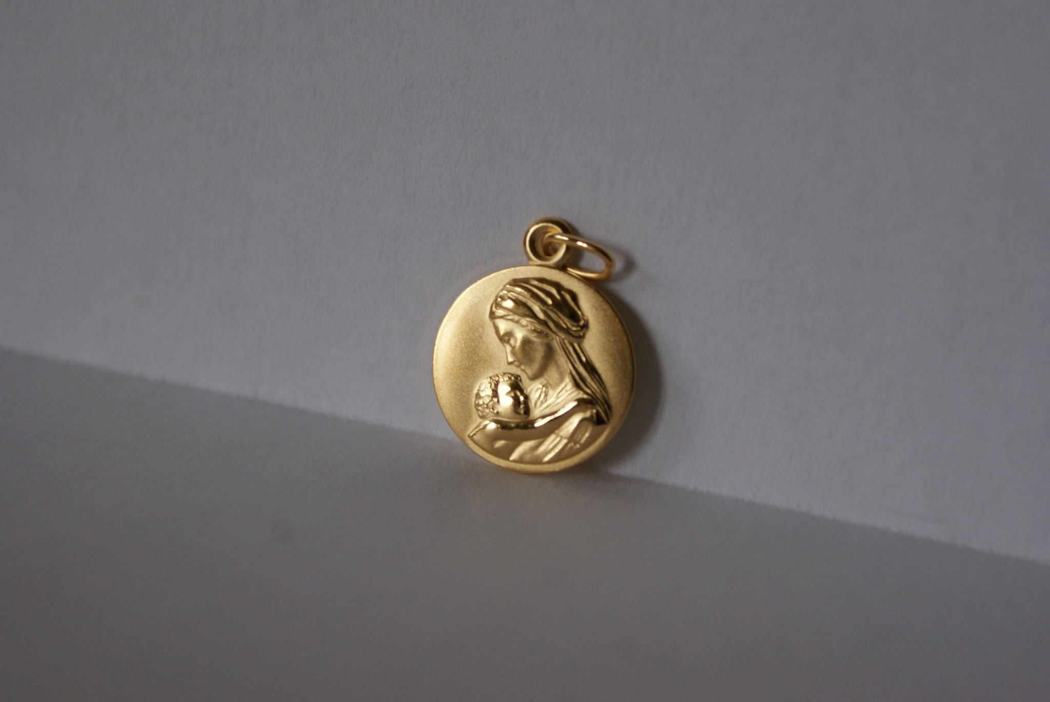 Médaille, plaqué or, Vierge à l'Enfant 1.