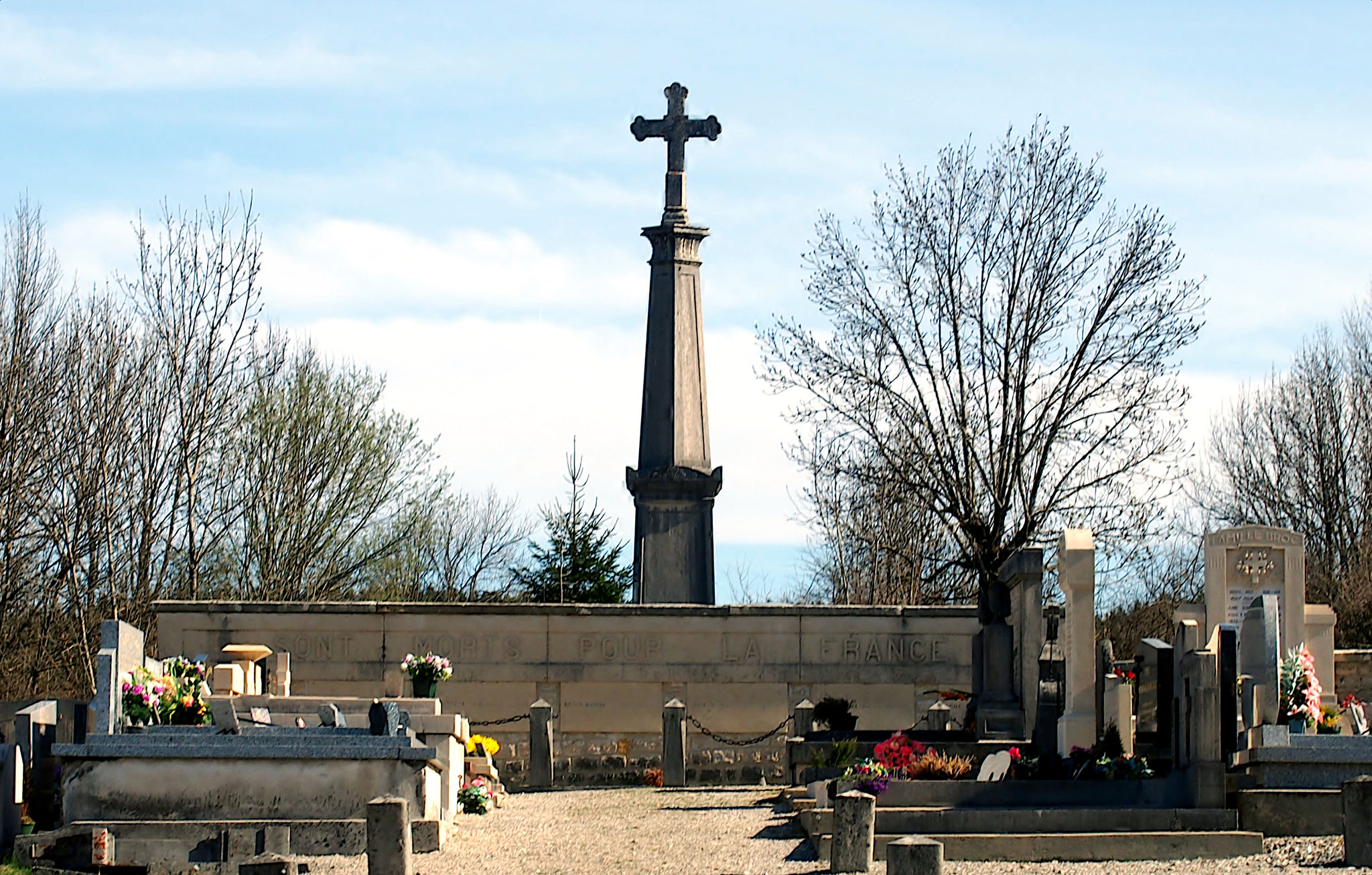 Monument aux Morts du cimetière de Champdor
