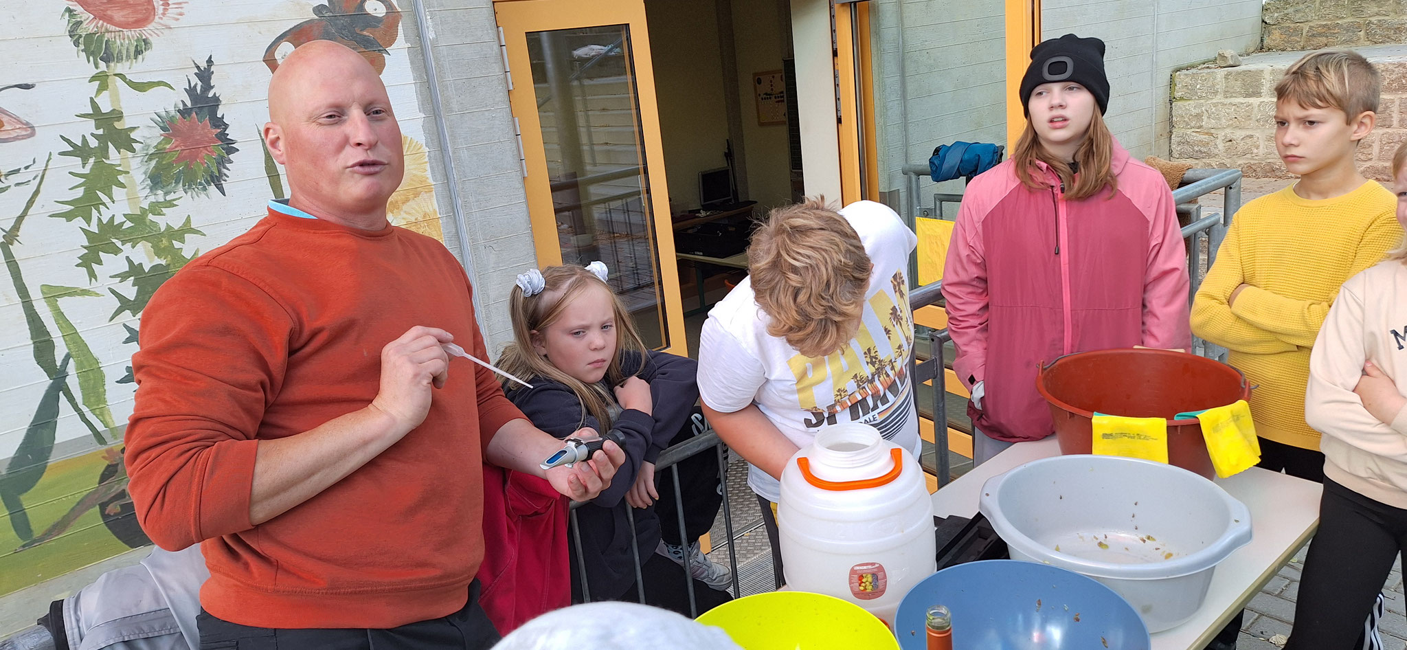 Herr Lenzer erklärt den Refraktometer