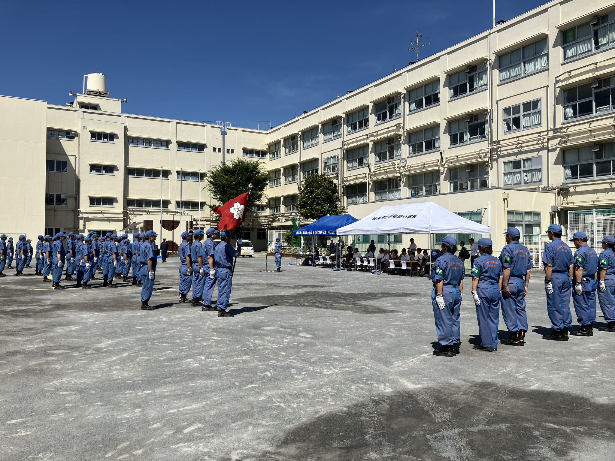開会式、白いテントは来賓席