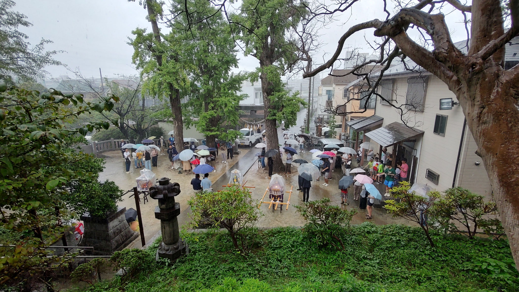 その後、雨が降る中、集まった御神輿は樽町西、中、東地区の3基