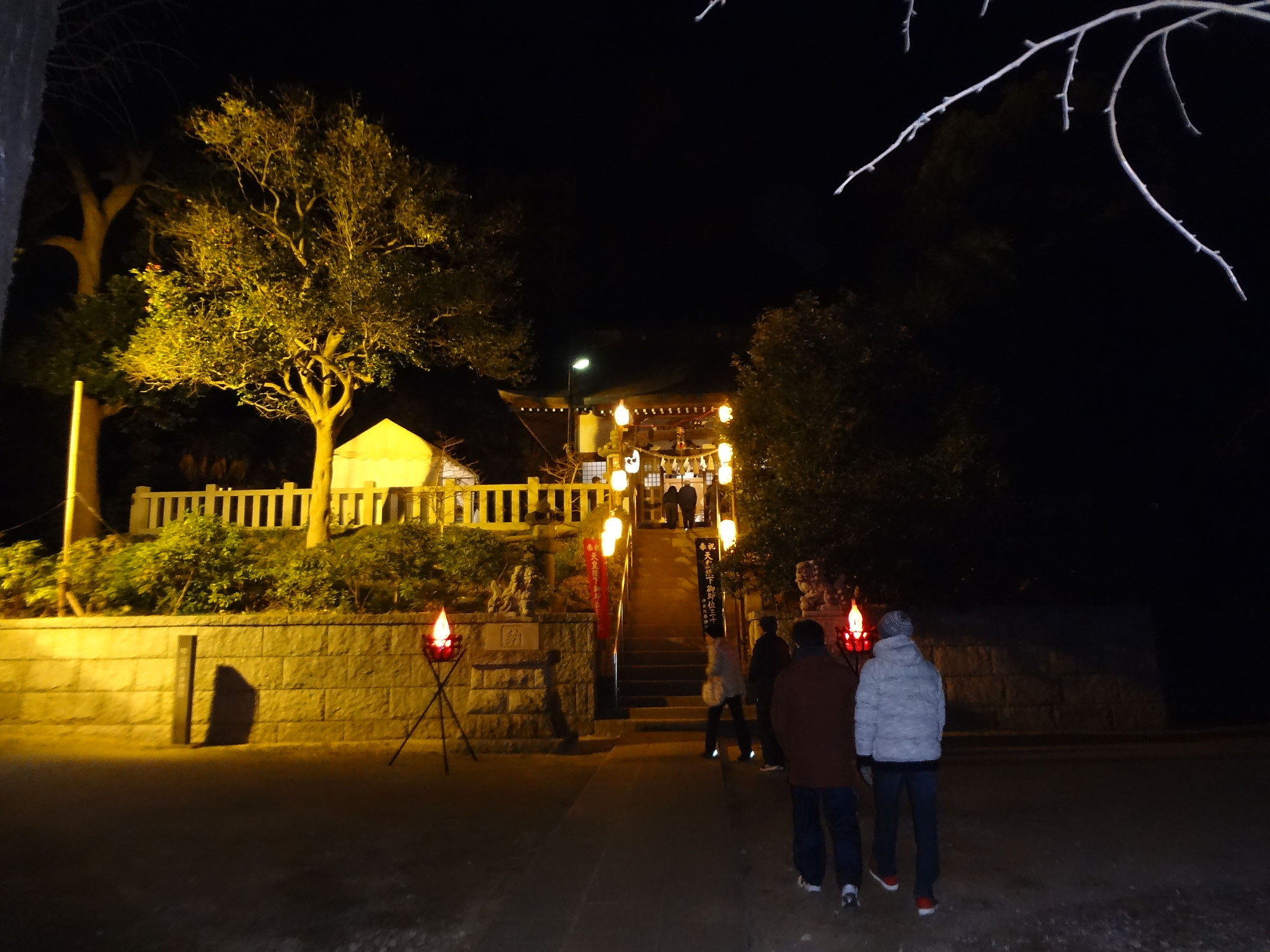 ０時過ぎの様子。以前はたいまつも燃やしていましたが、近隣の住宅が増えたため、提灯と共に電気になりました。