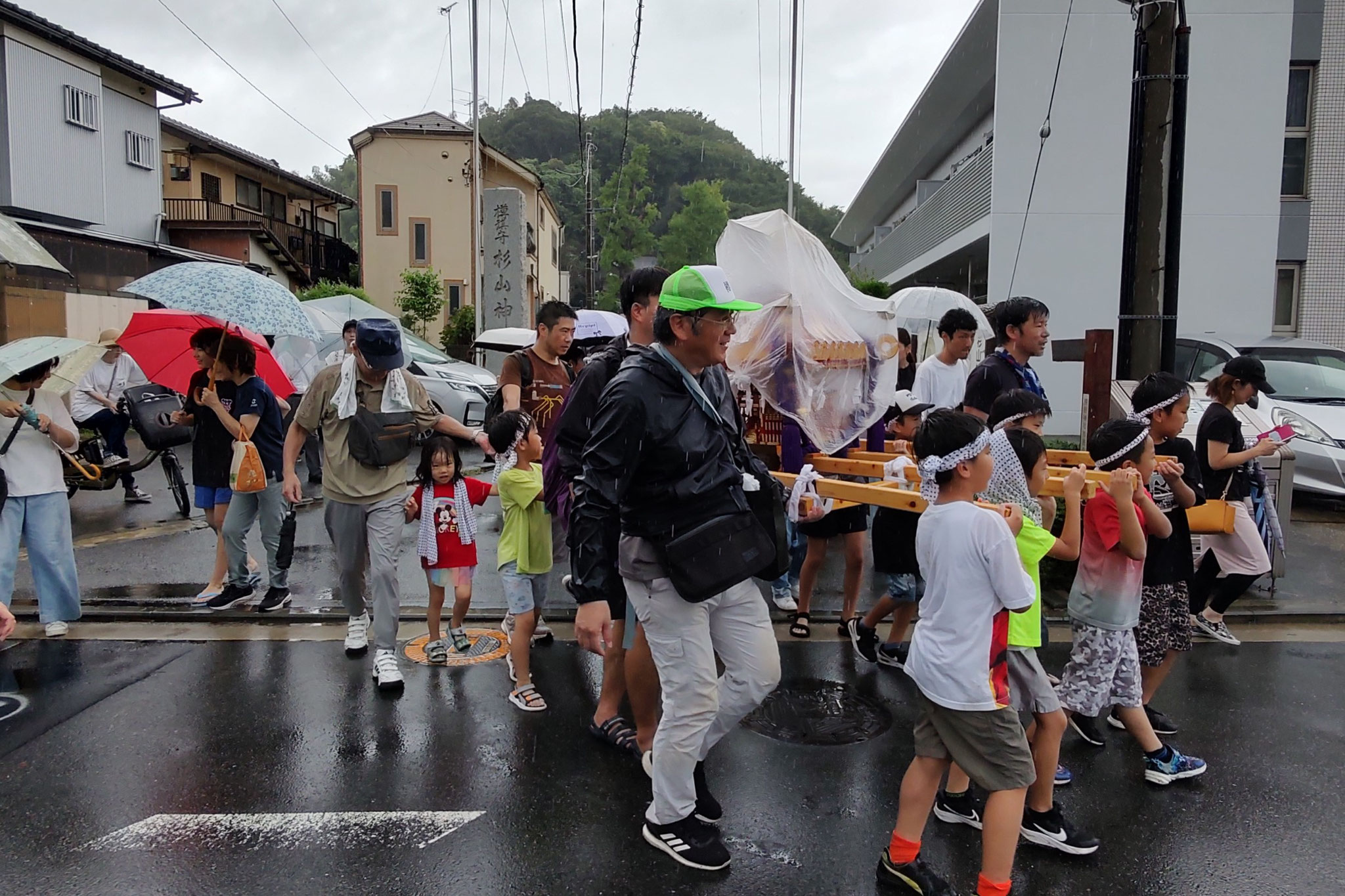 中地区の御神輿も町内へ