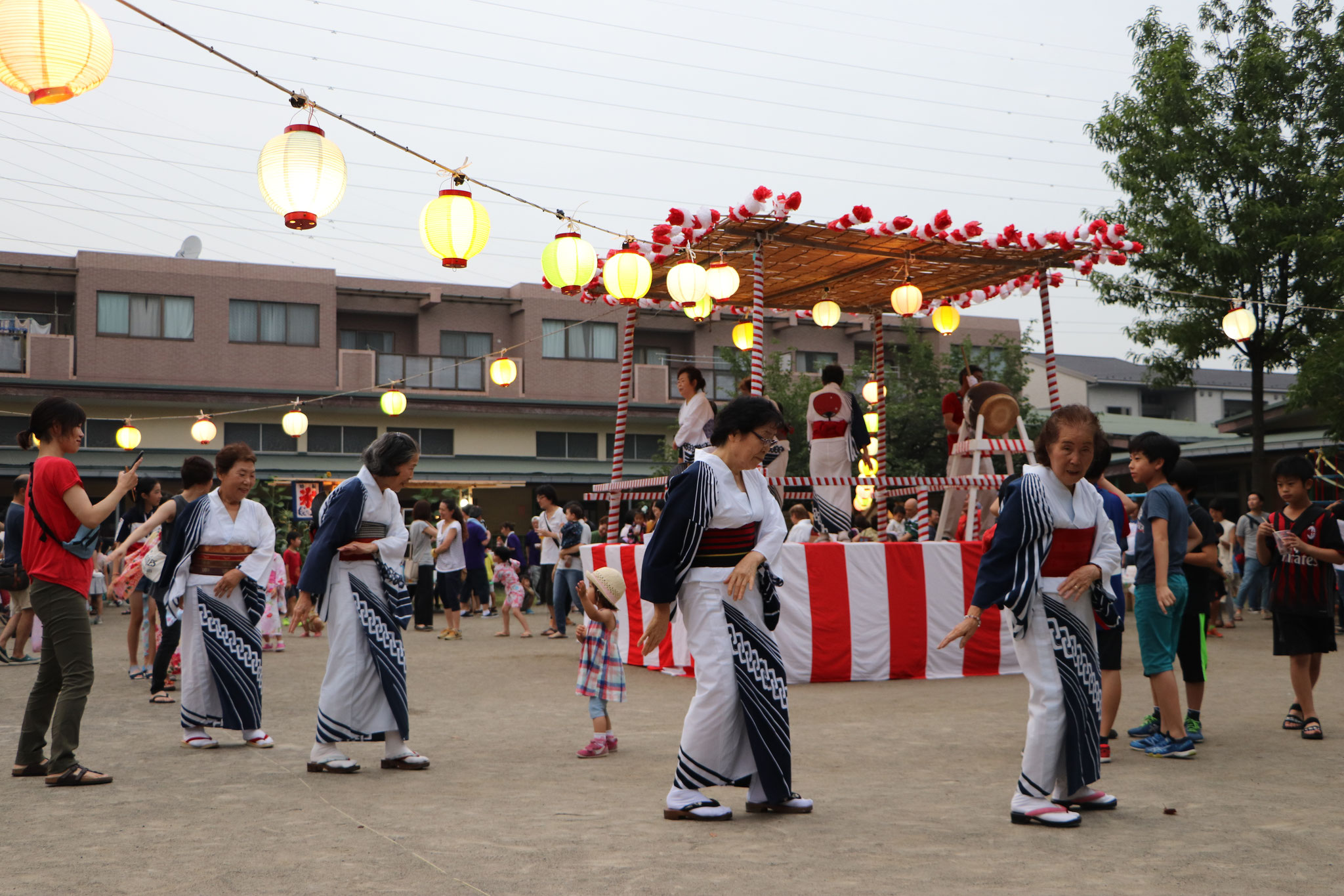 大人も一緒に盆踊り