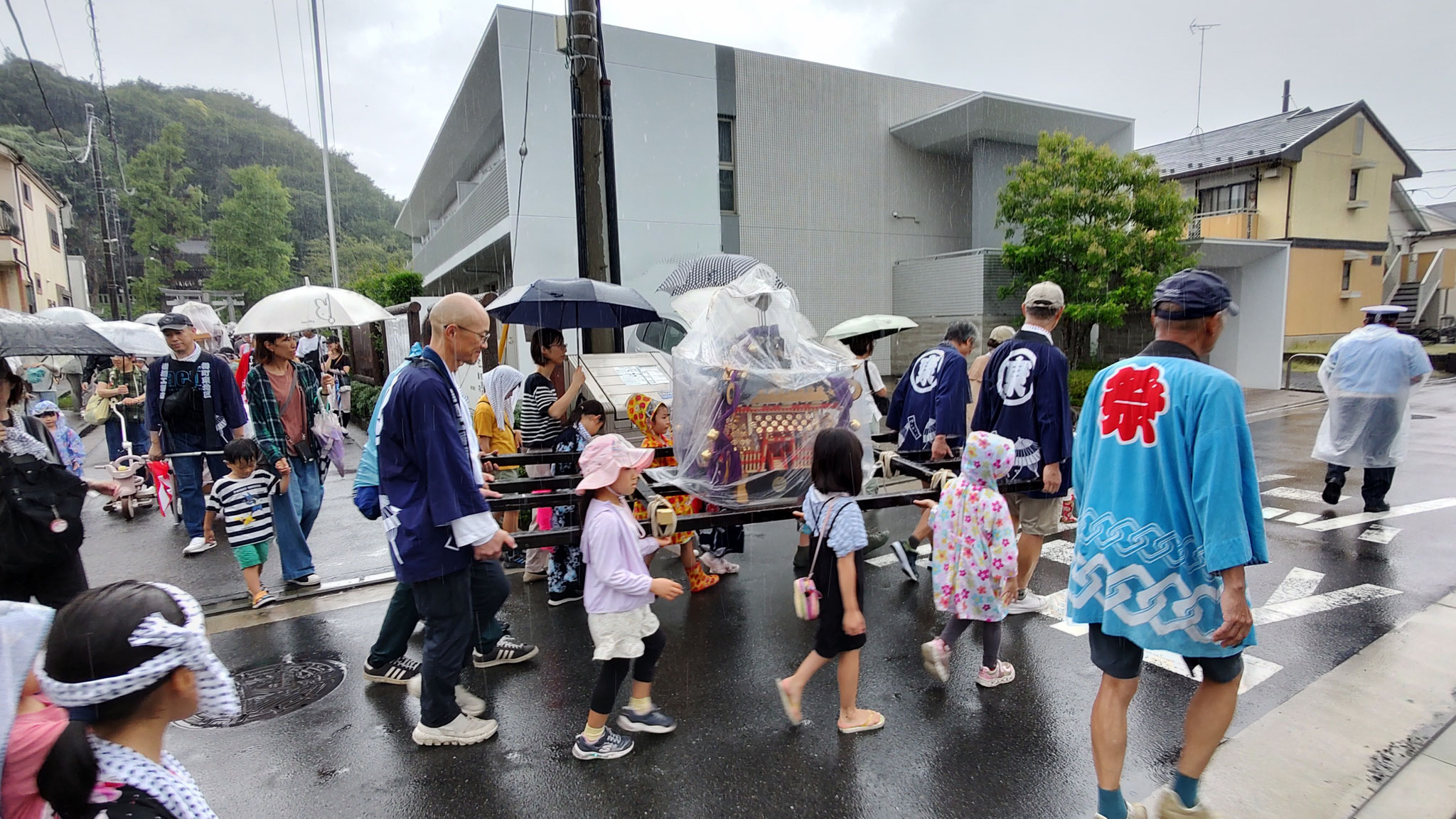 車や自転車等もお待ちいただく時も有り感謝