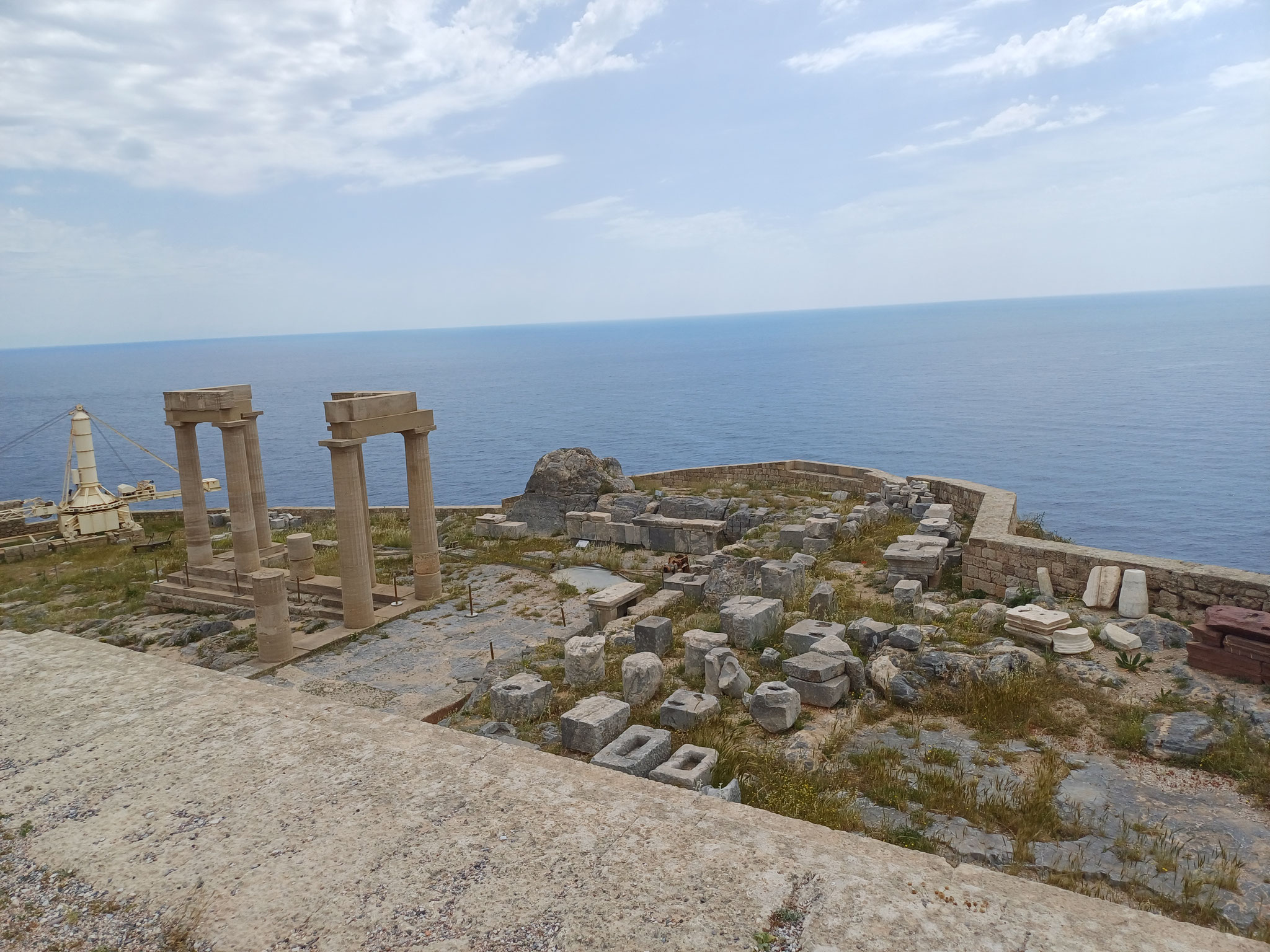 Ausblick über den unteren Teil der Akropolis. Auf der linken Seite sind wieder Reste von Säulen zu sehen. auf der rechten Seite steinerne Überreste.