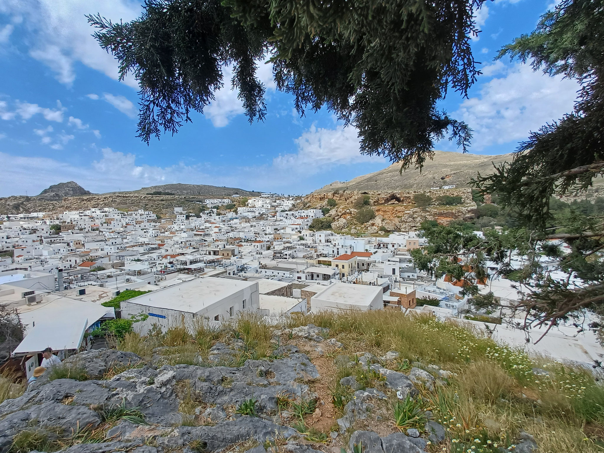 Ausblick auf die weißen Häuser von Lindos. Fotografiert von einem höheren Punkt.
