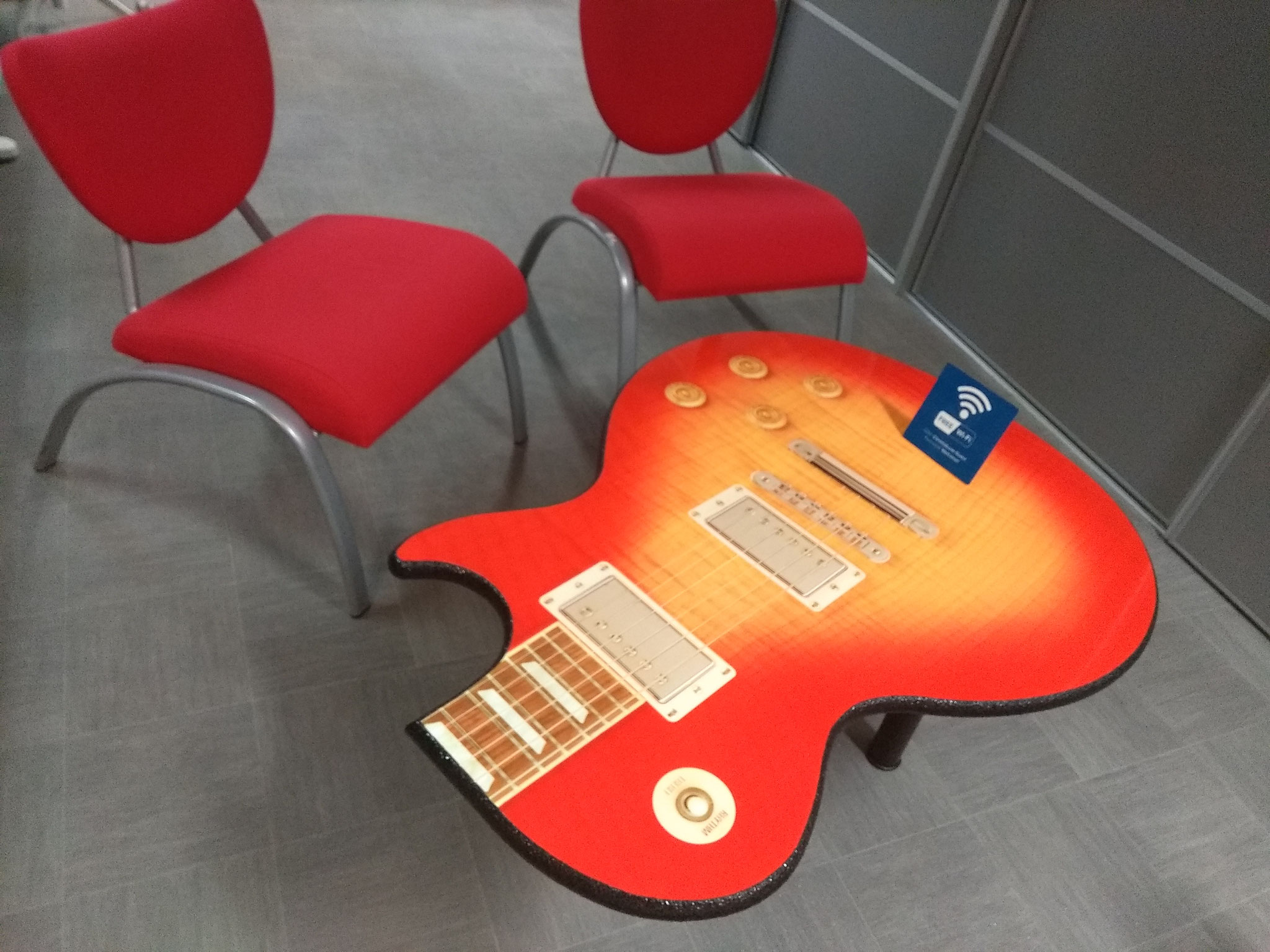 Une guitare en guise de table ? C'est possible chez ID4Home