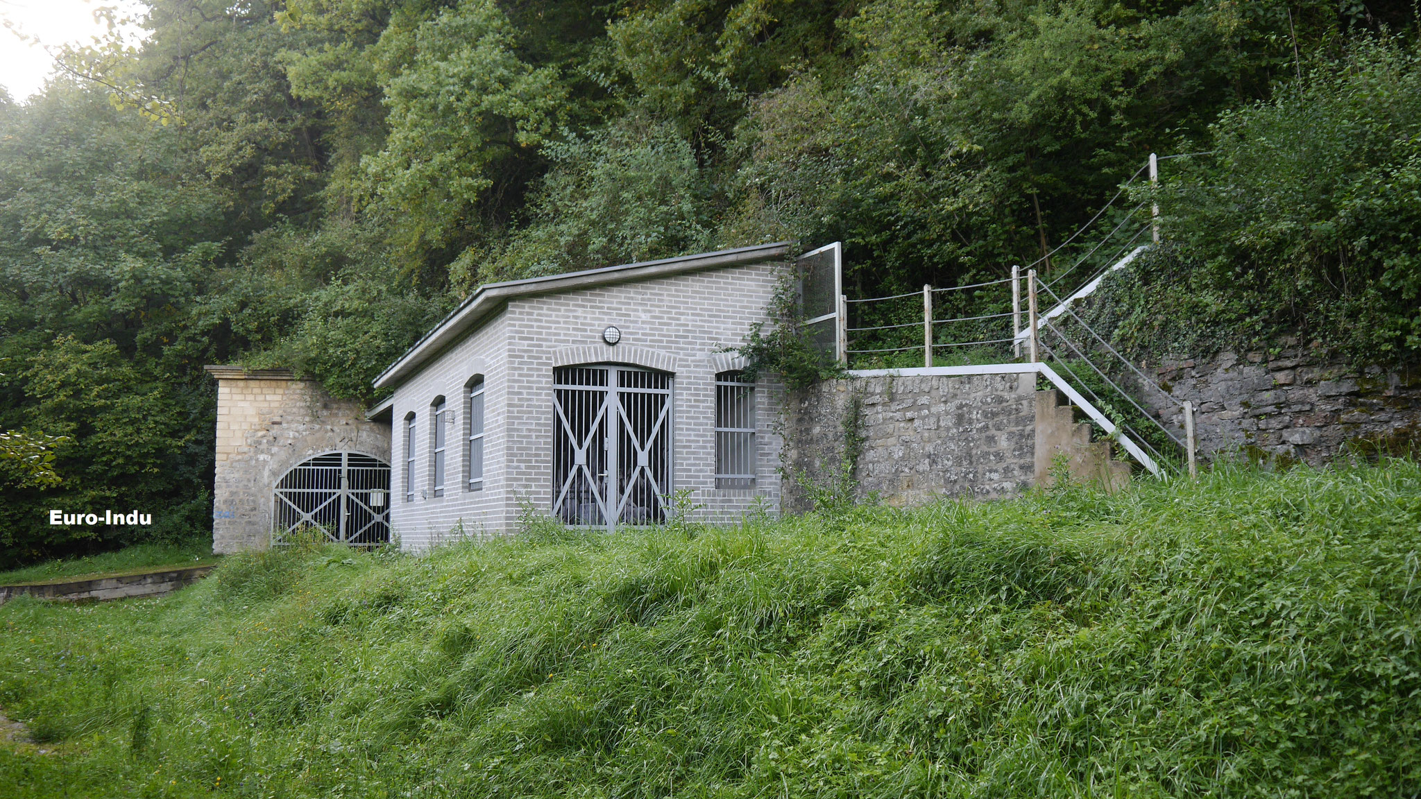 Verbliebene Tagesanlagen der  Mine mit Stollen in das Lager