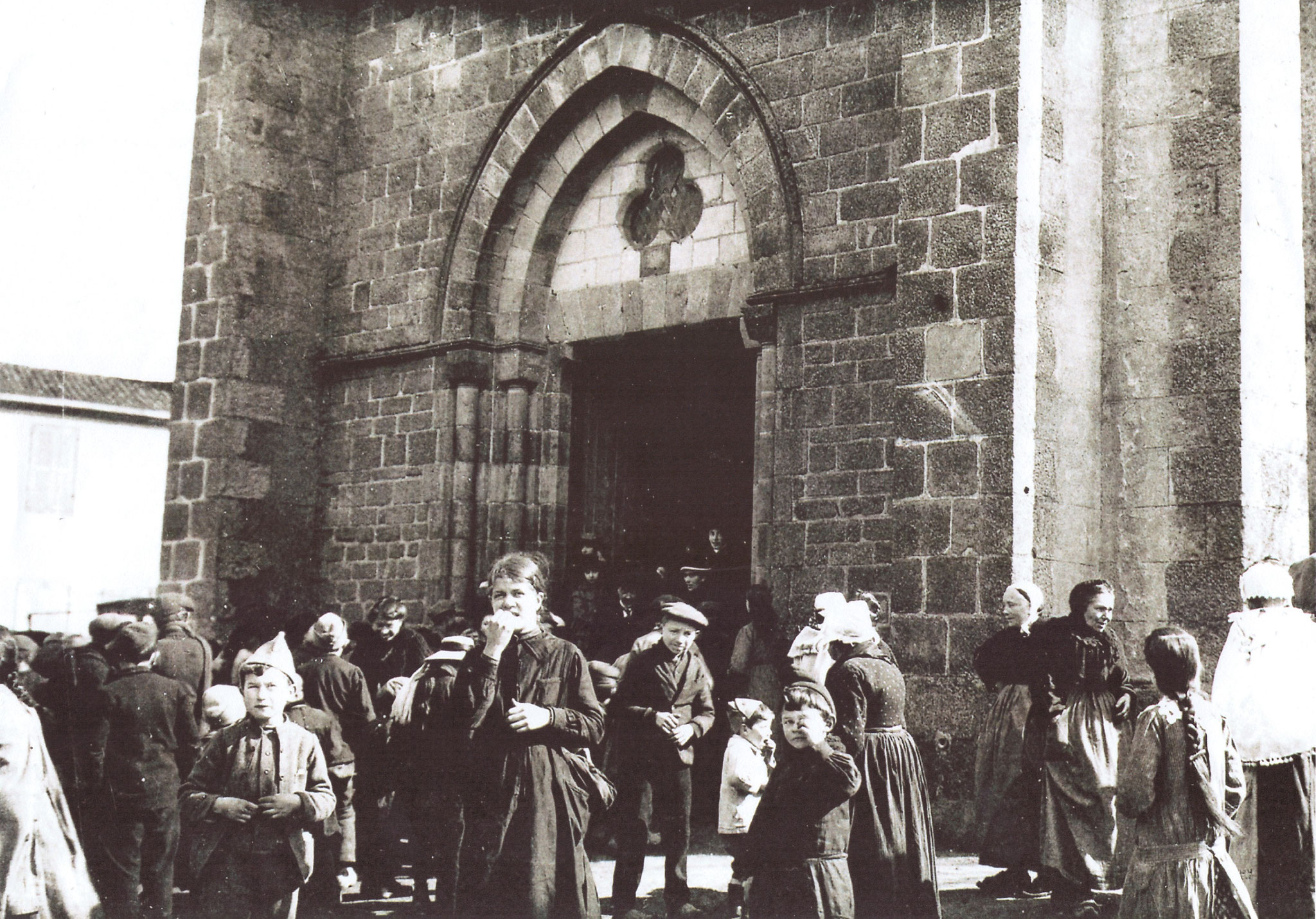 Sortie de messe (Archives municipales)