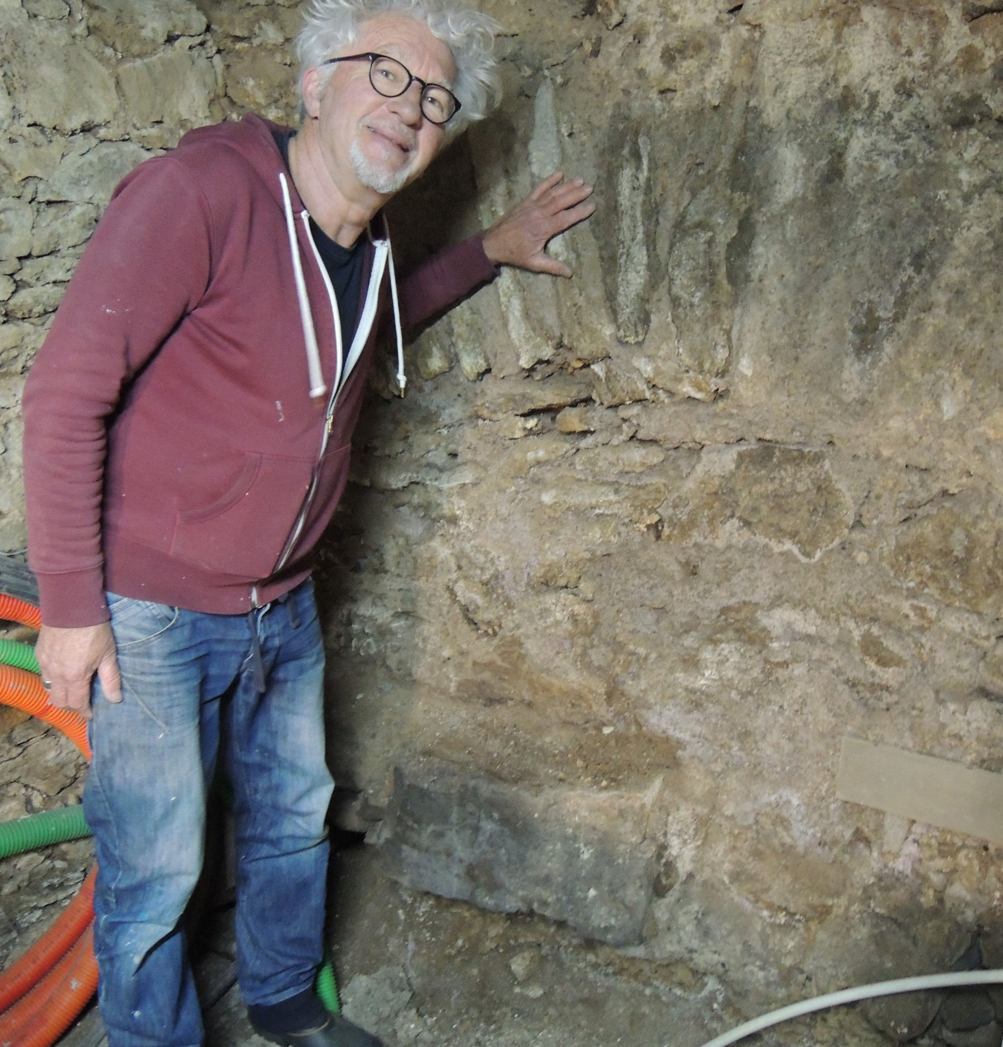 Christian B. / Maison bâtie au bord d'une faille avec souterrain comblé