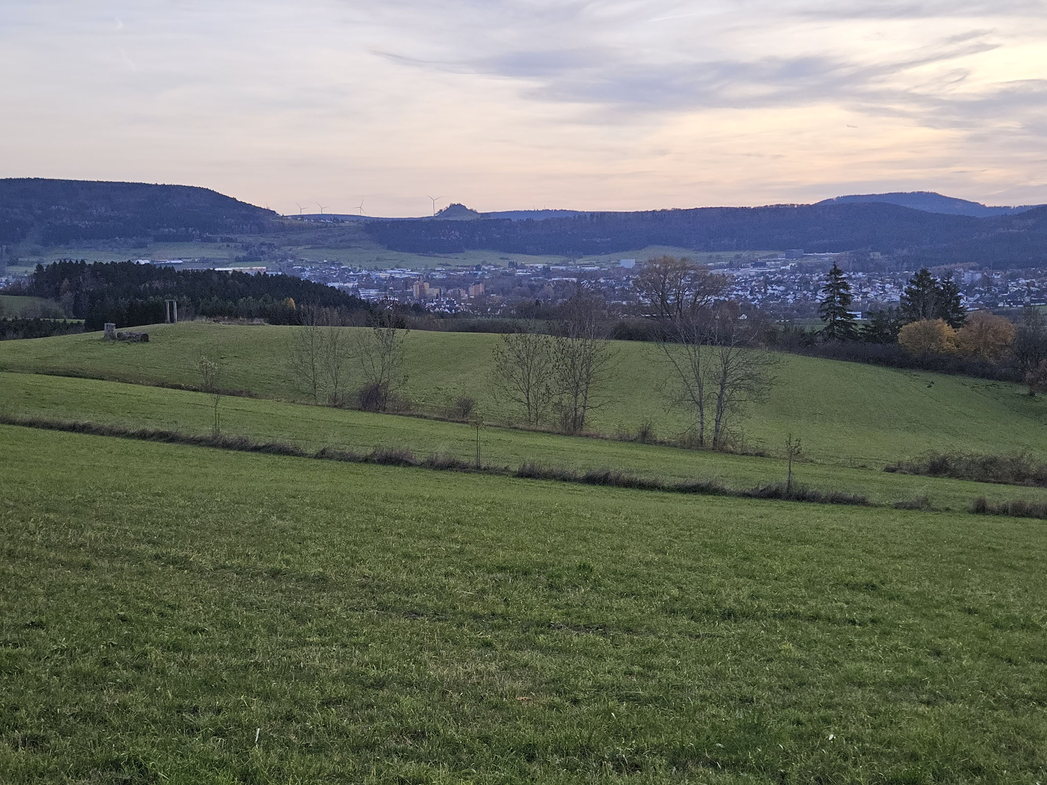 Ob Denkingen. Blick zurück zur Baaralb mit Hohenkarpfen (Mitte) und Lupfen (rechts).