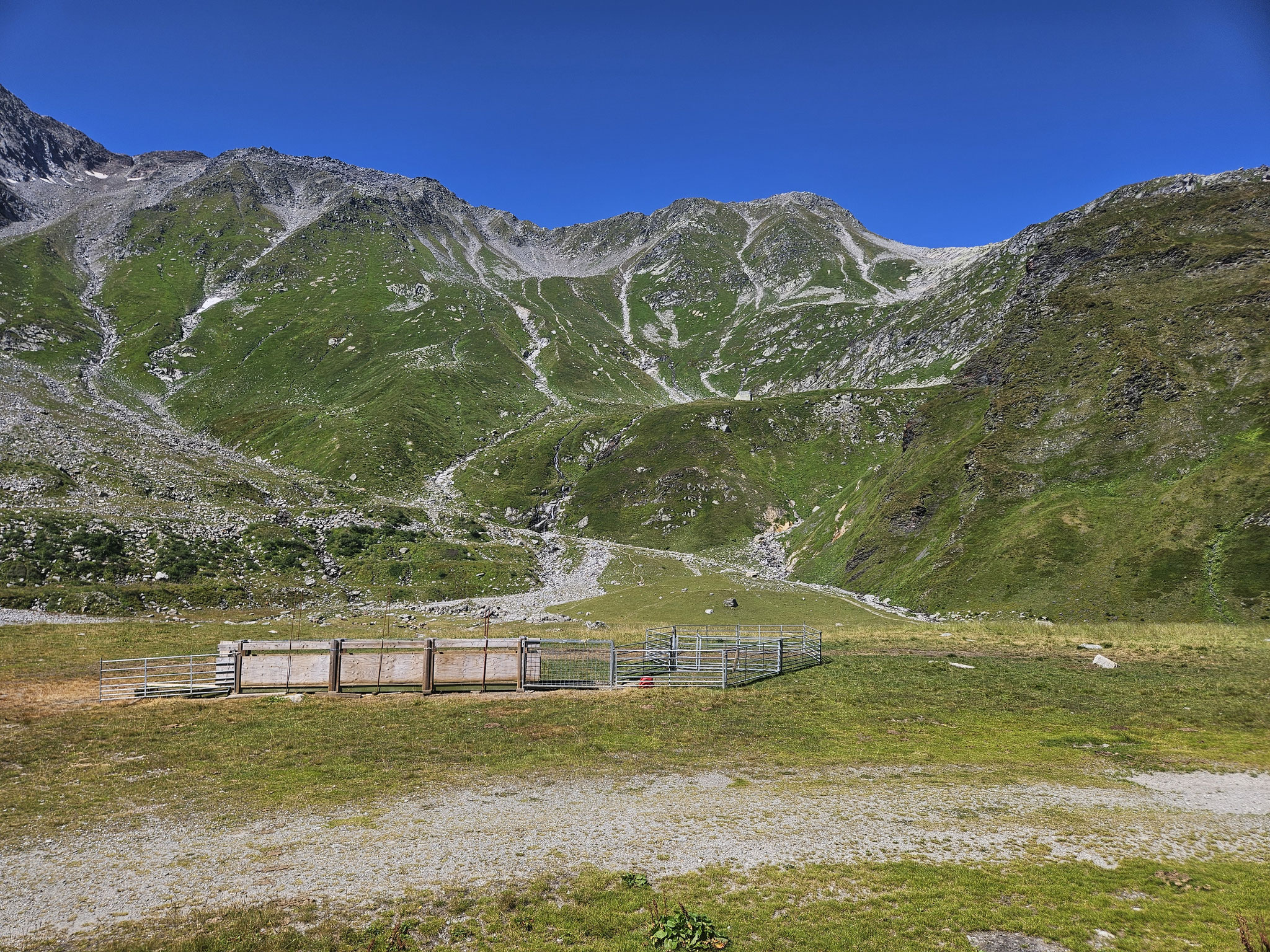 Pian Geirett, Greinapass (rechts hinten).