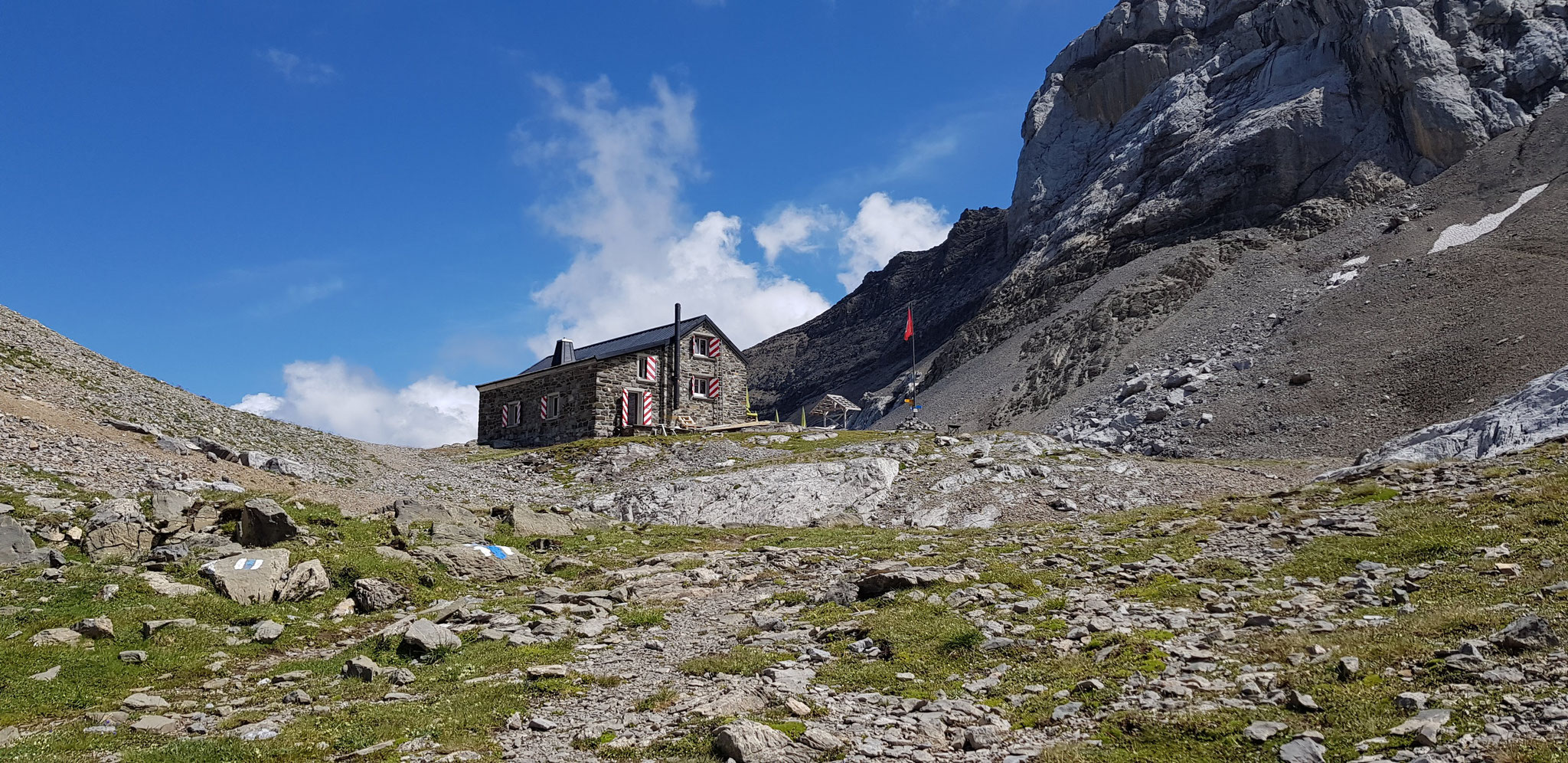 Hinter dem Felskopf: Cabane des Diablerets.