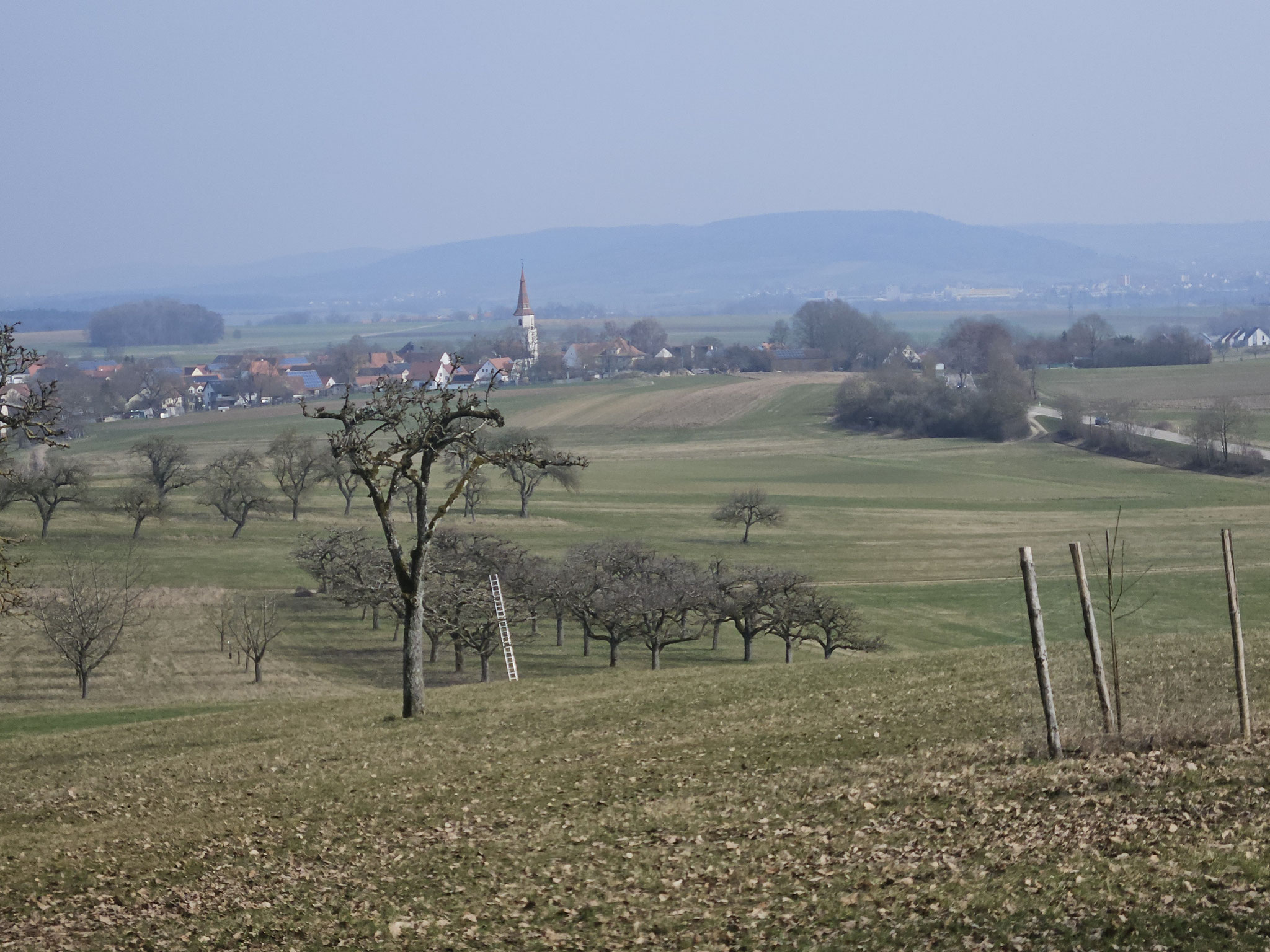 Blick über Weimersheim zur Fränkischen Alb.