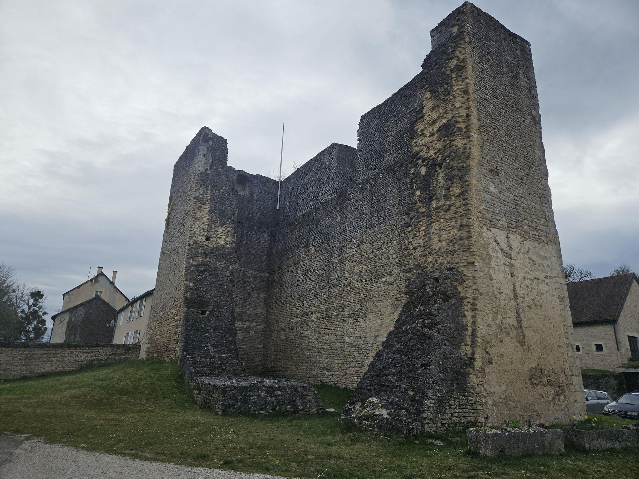 Salives, Burgruine.