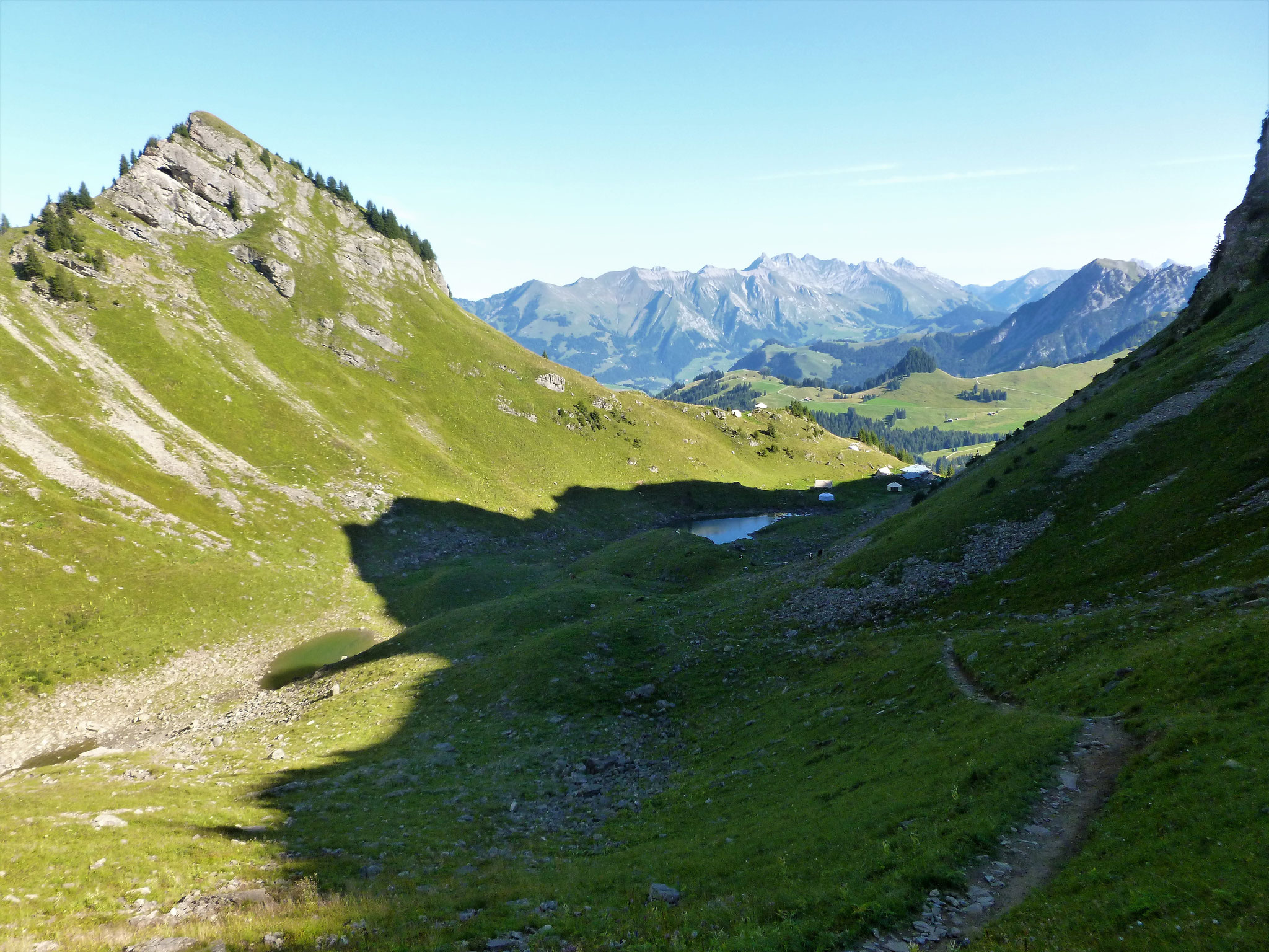 Blick zurück auf Alpsee und Alphütte Vers les Lacs mit Rionde (links).